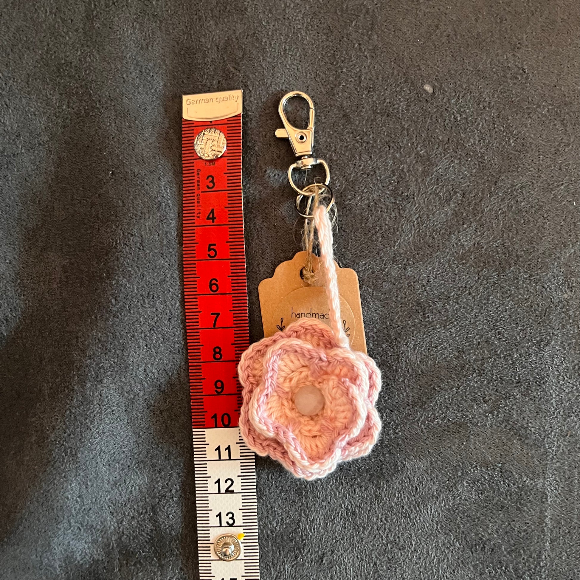 Handgemachter Schlüsselanhänger "Blume" mit Perle aus Rosenquarz