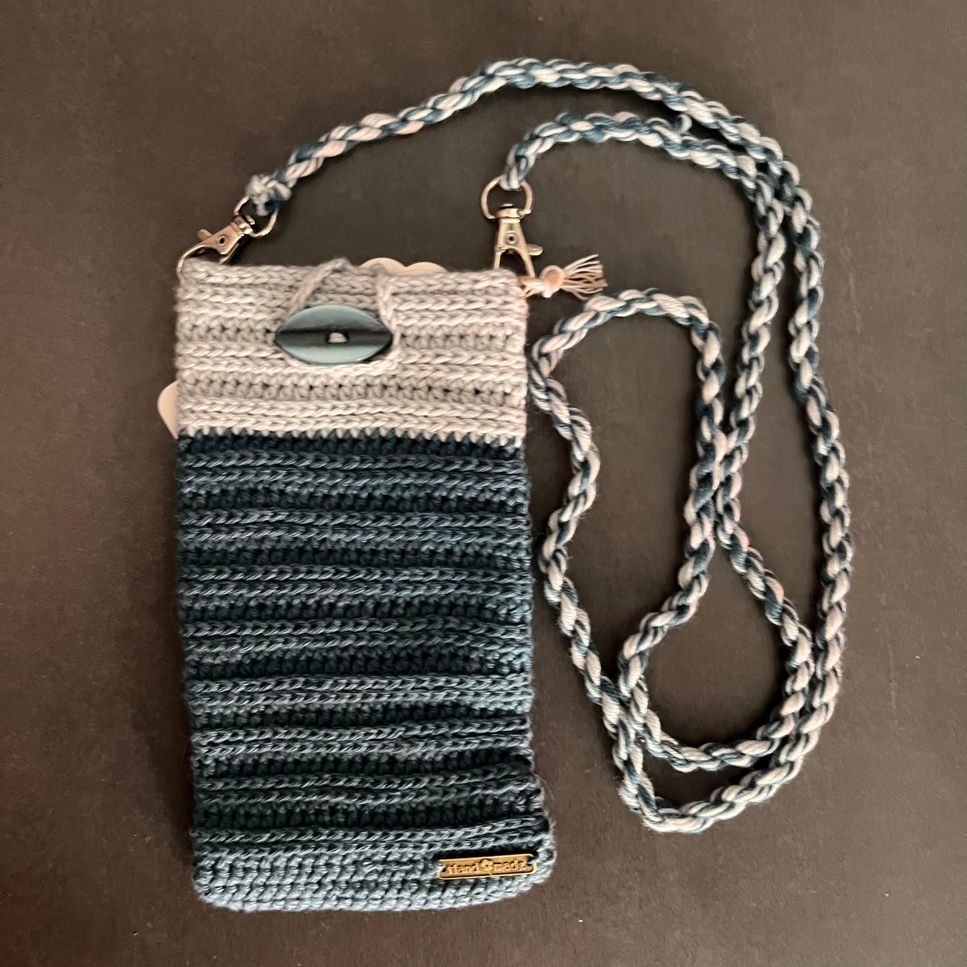 Stilvoll, handgemacht und immer dabei – gehäkelten Handytaschen mit Bändel