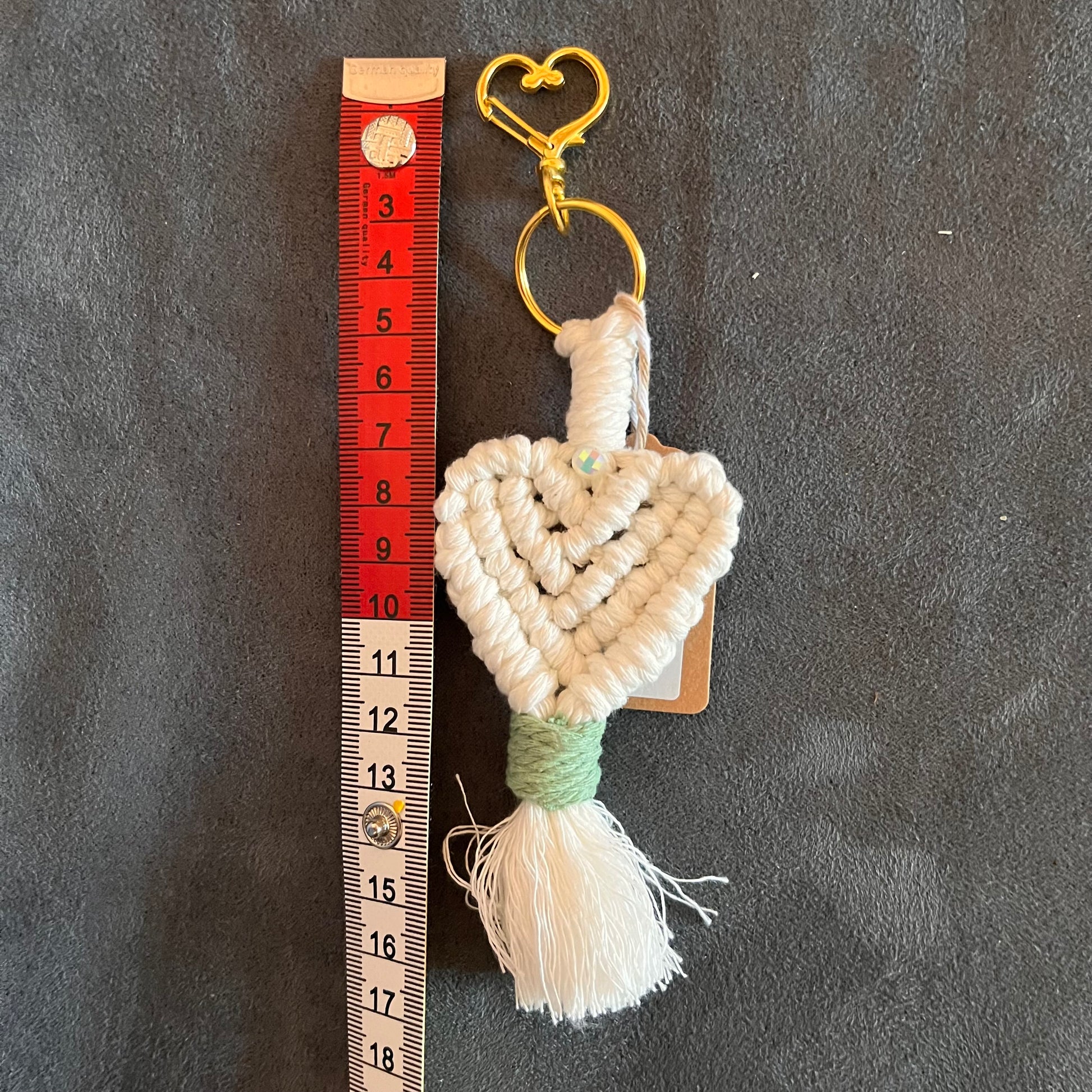 Handgemachter Makramee-Herz-Anhänger