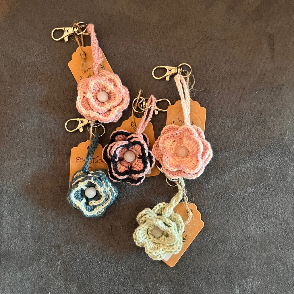 Handgemachter Schlüsselanhänger "Blume" mit Perle aus Rosenquarz