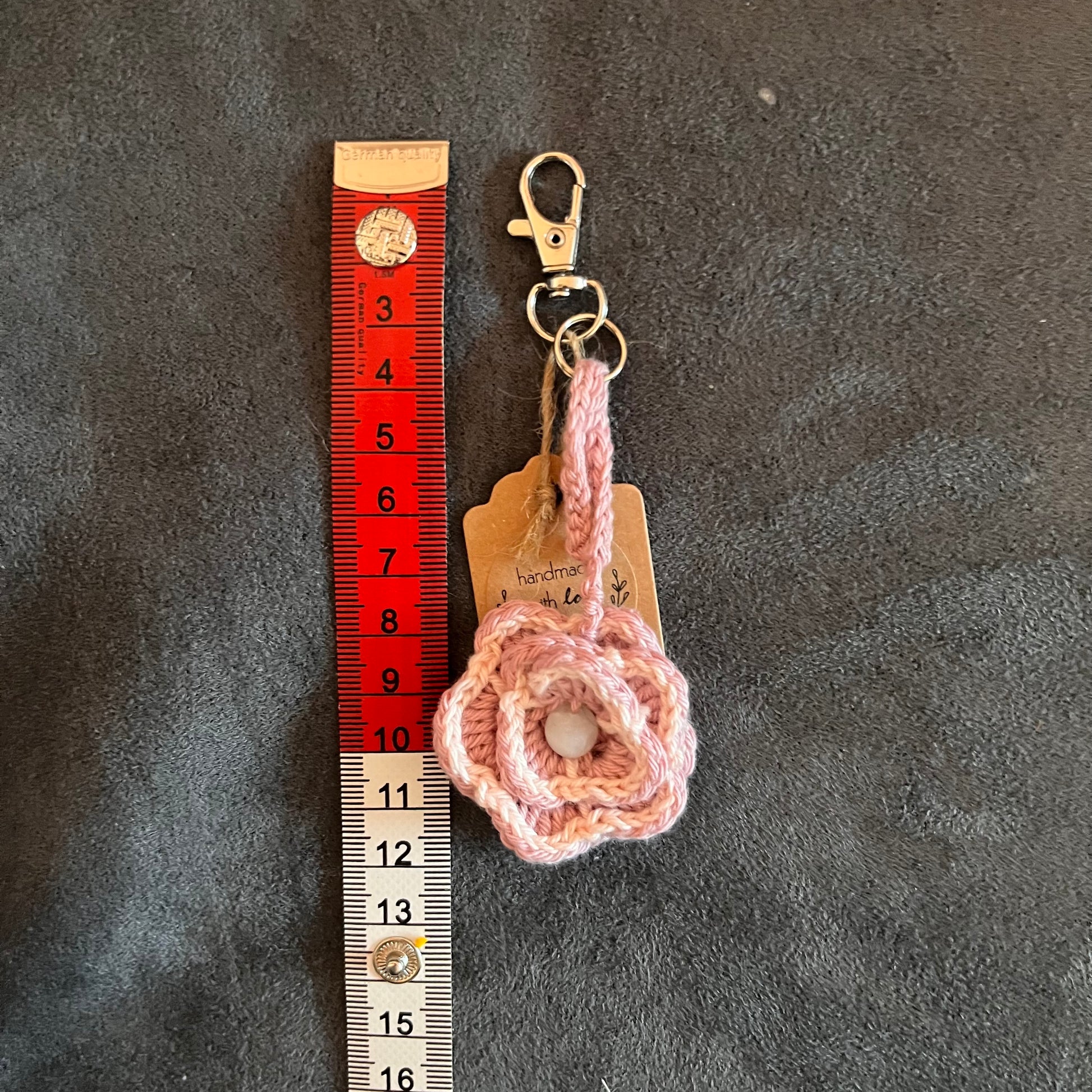 Handgemachter Schlüsselanhänger "Blume" mit Perle aus Rosenquarz