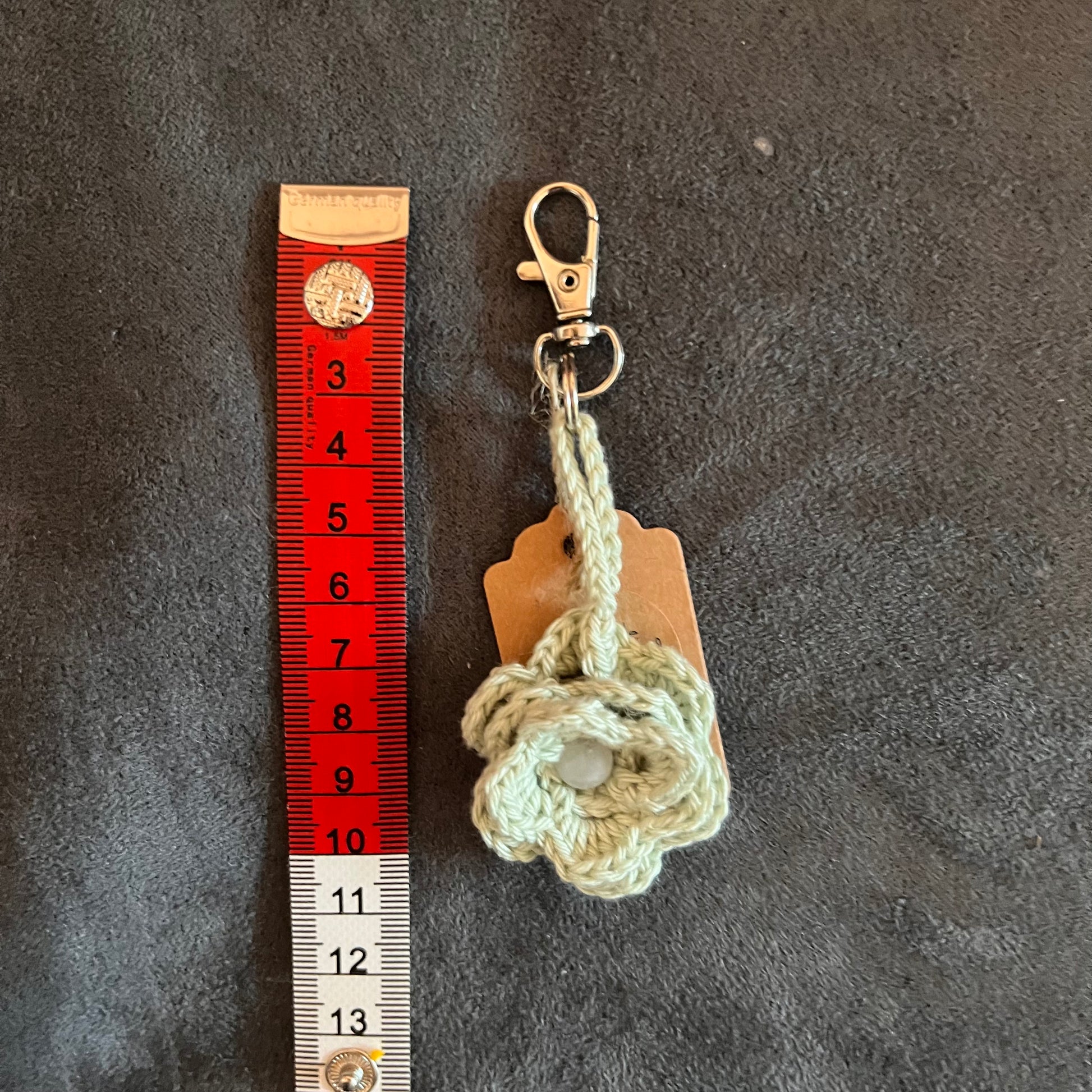 Handgemachter Schlüsselanhänger "Blume" mit Perle aus Rosenquarz