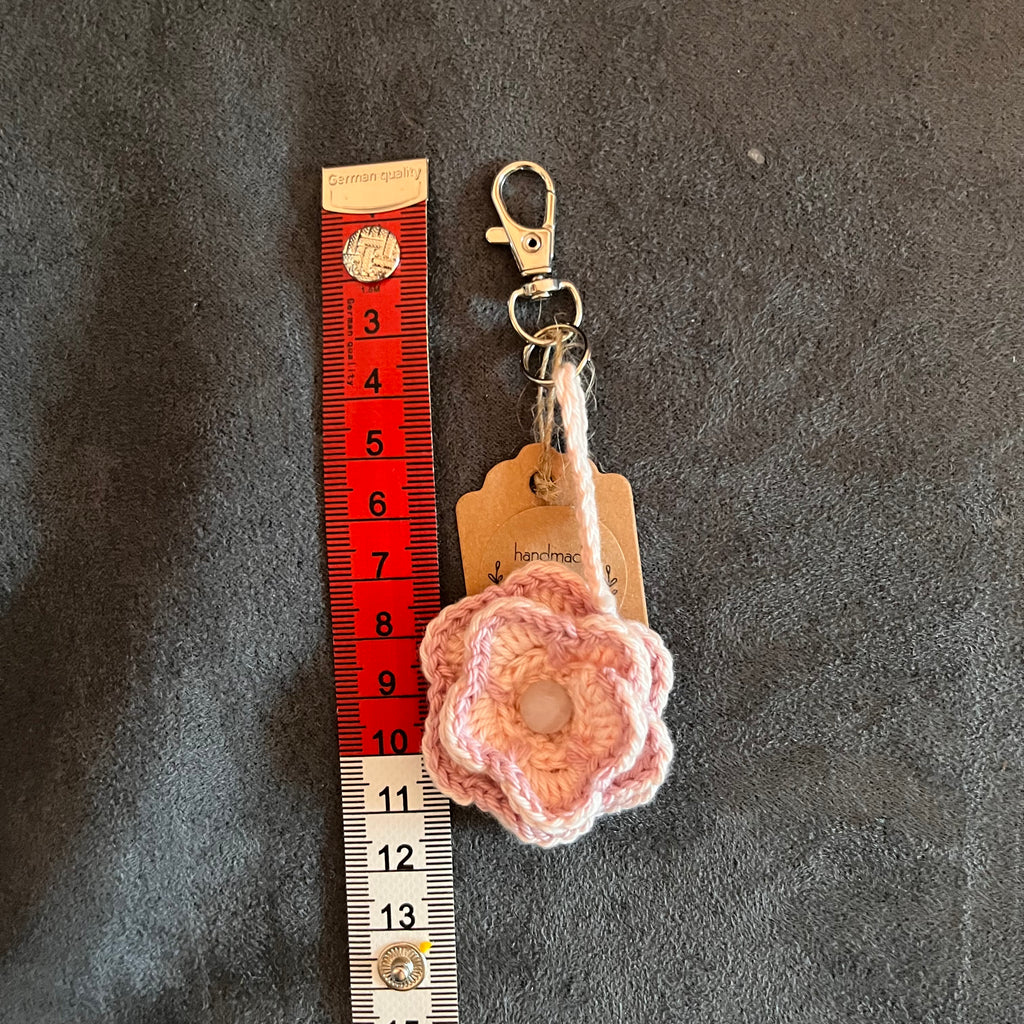 Handgemachter Schlüsselanhänger "Blume" mit Perle aus Rosenquarz