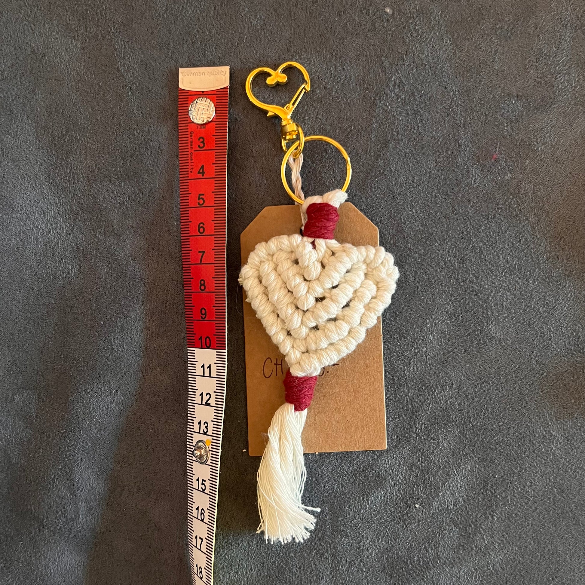 Handgemachter Makramee-Herz-Anhänger