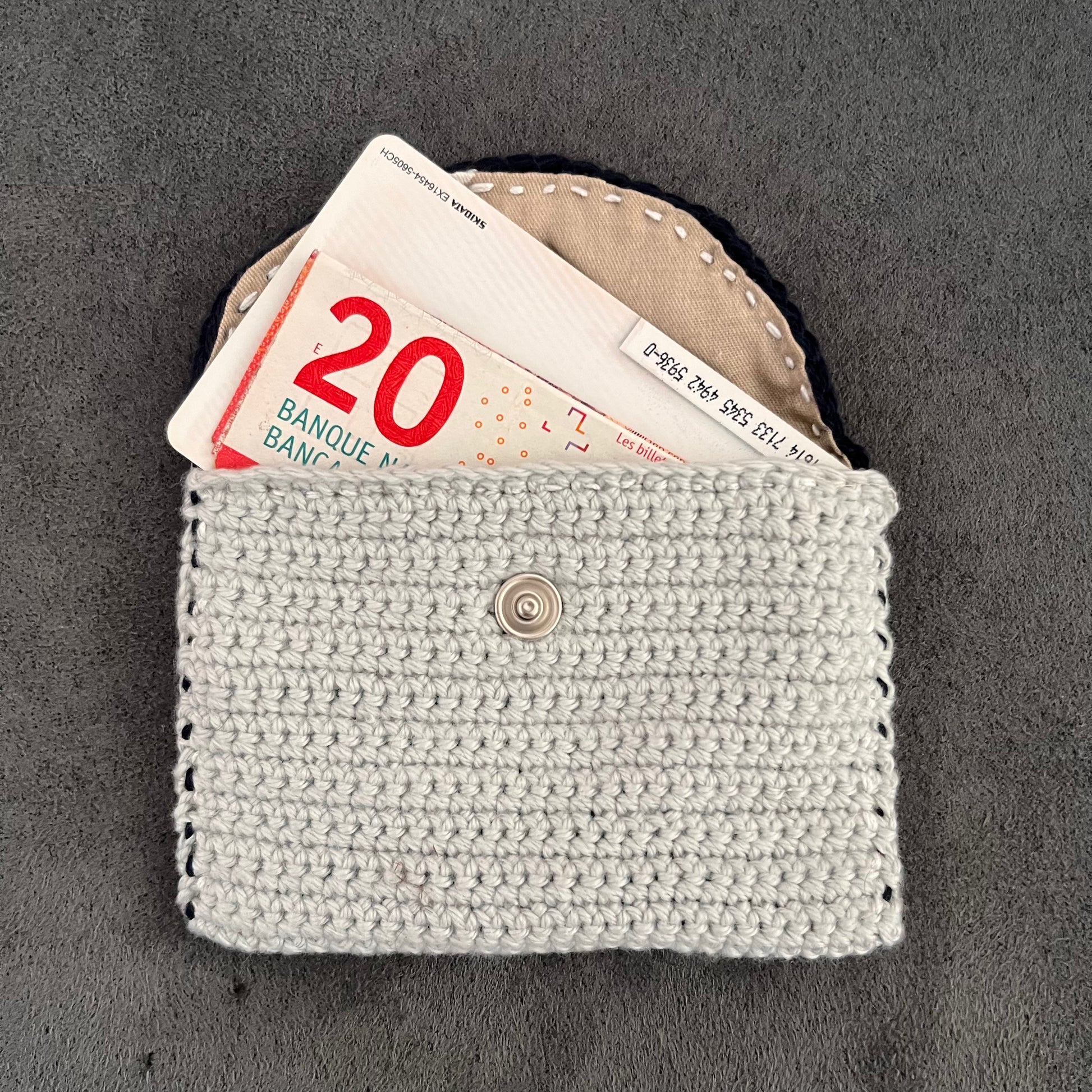 Einzelstücke mit Charakter – handgehäkelte Geldbörse