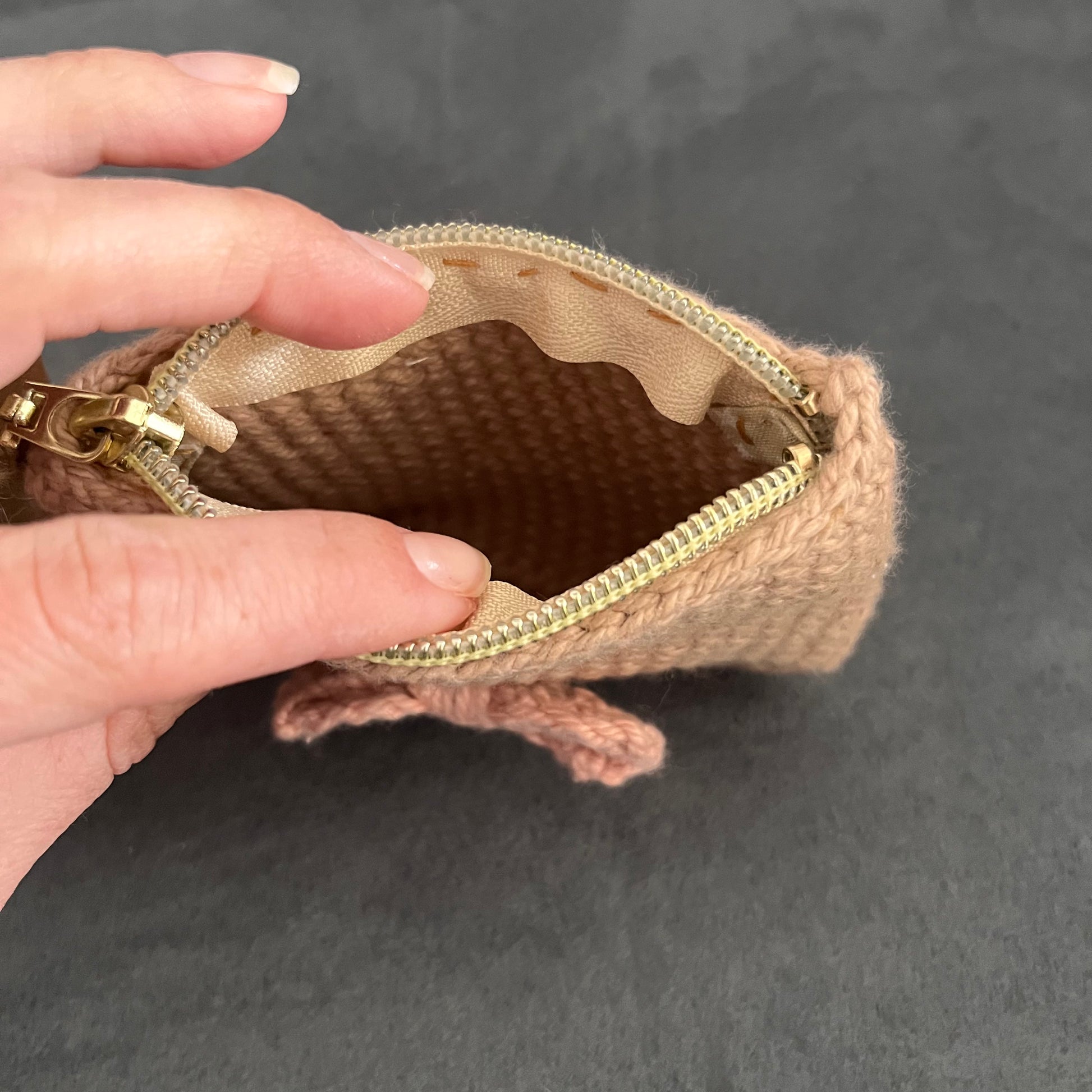 Einzelstücke mit Charakter – handgehäkelten Münztasche