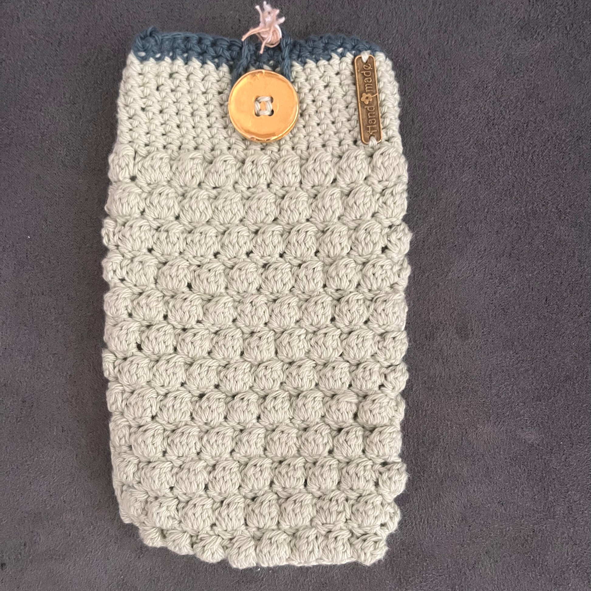 Stilvoll, handgemacht und immer dabei – gehäkelten Handytaschen