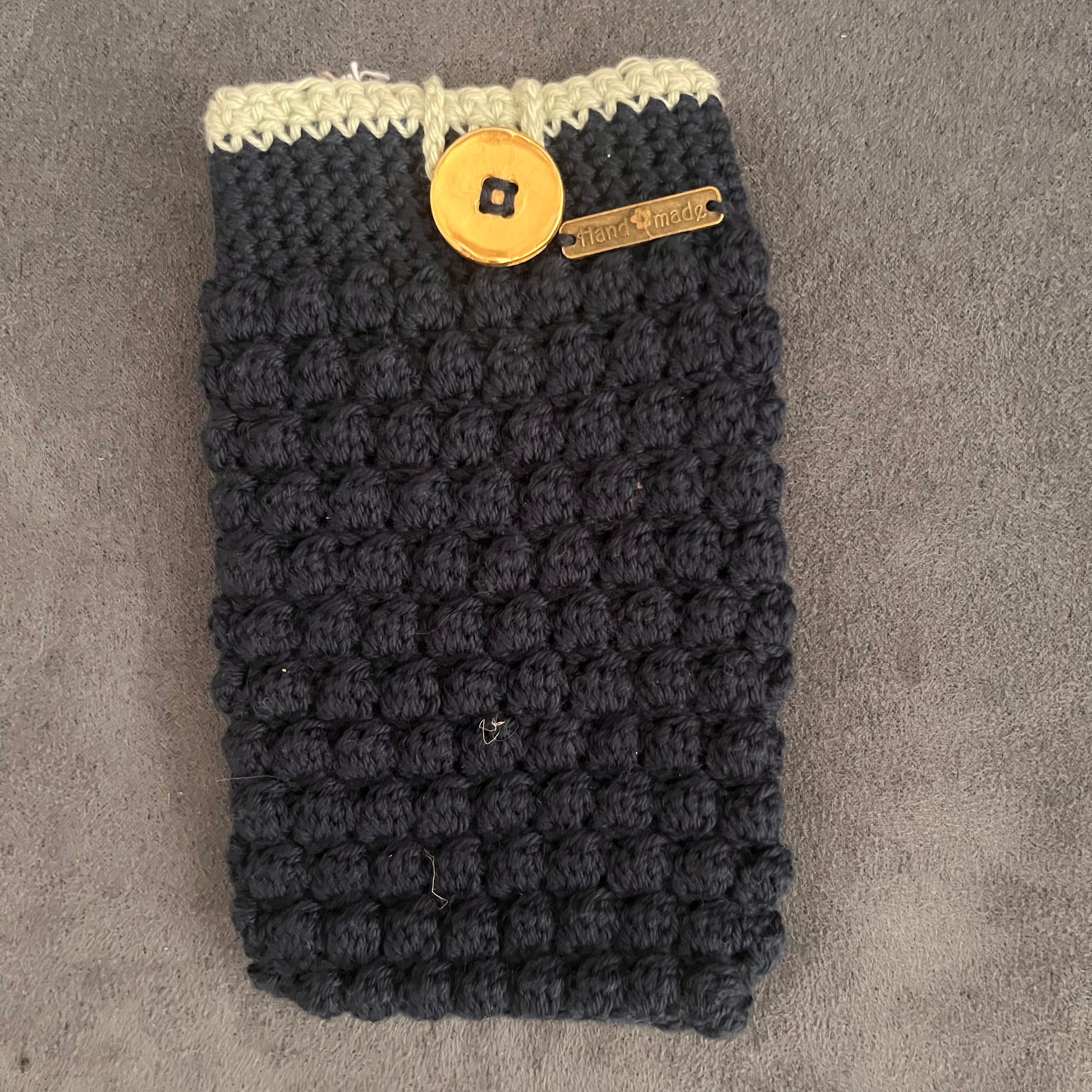 Stilvoll, handgemacht und immer dabei – gehäkelten Handytaschen