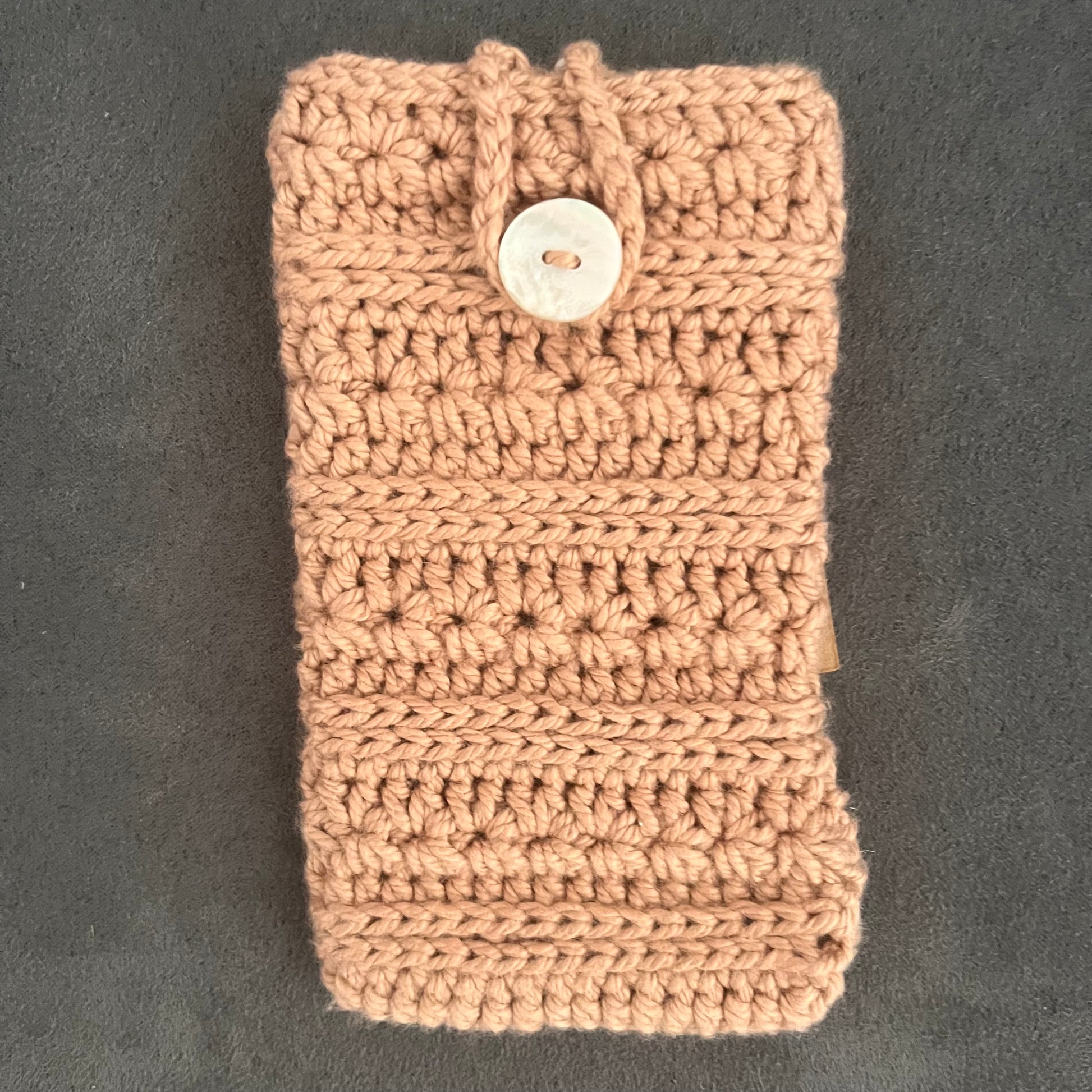 Stilvoll, handgemacht und immer dabei – gehäkelten Handytaschen