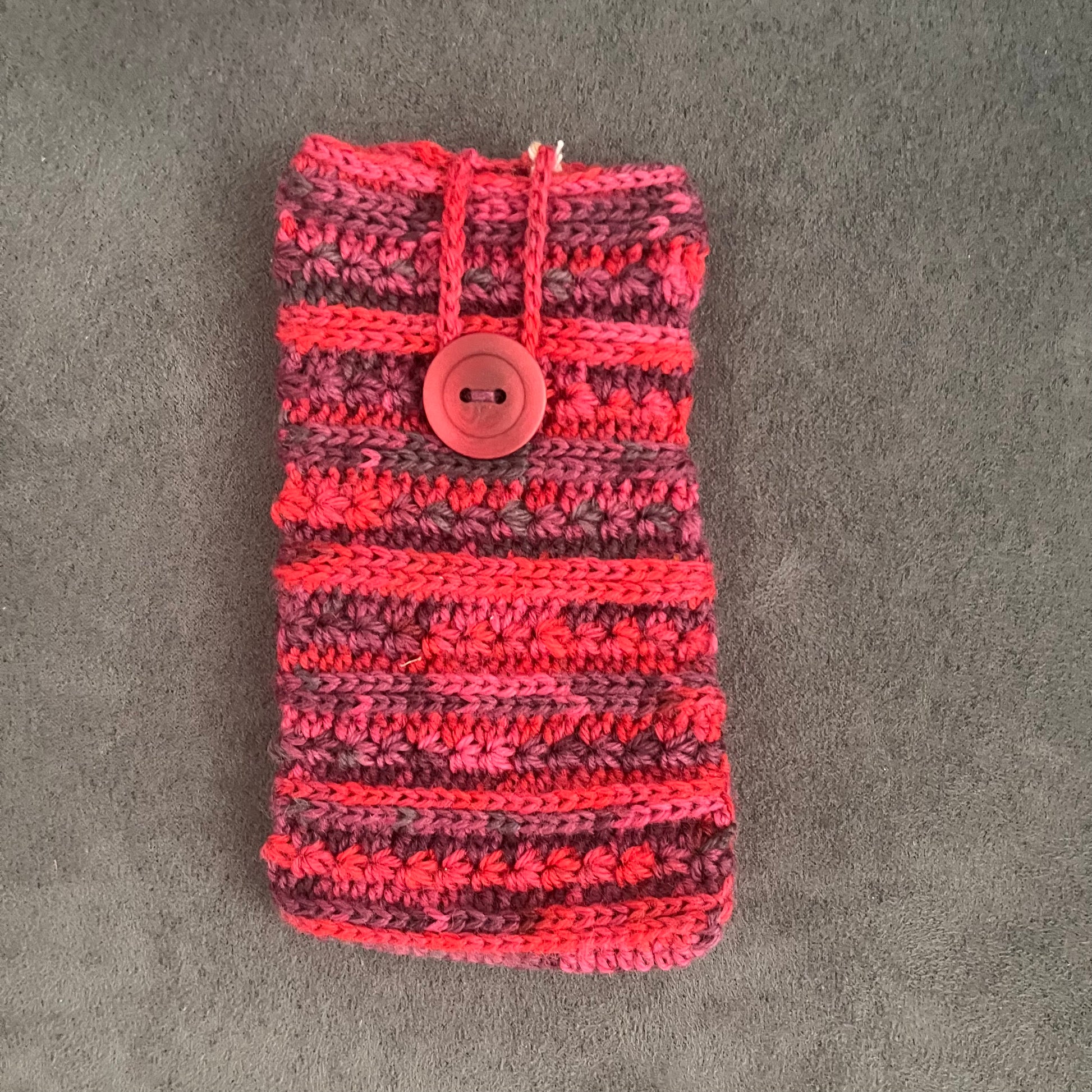 Stilvoll, handgemacht und immer dabei – gehäkelten Handytaschen