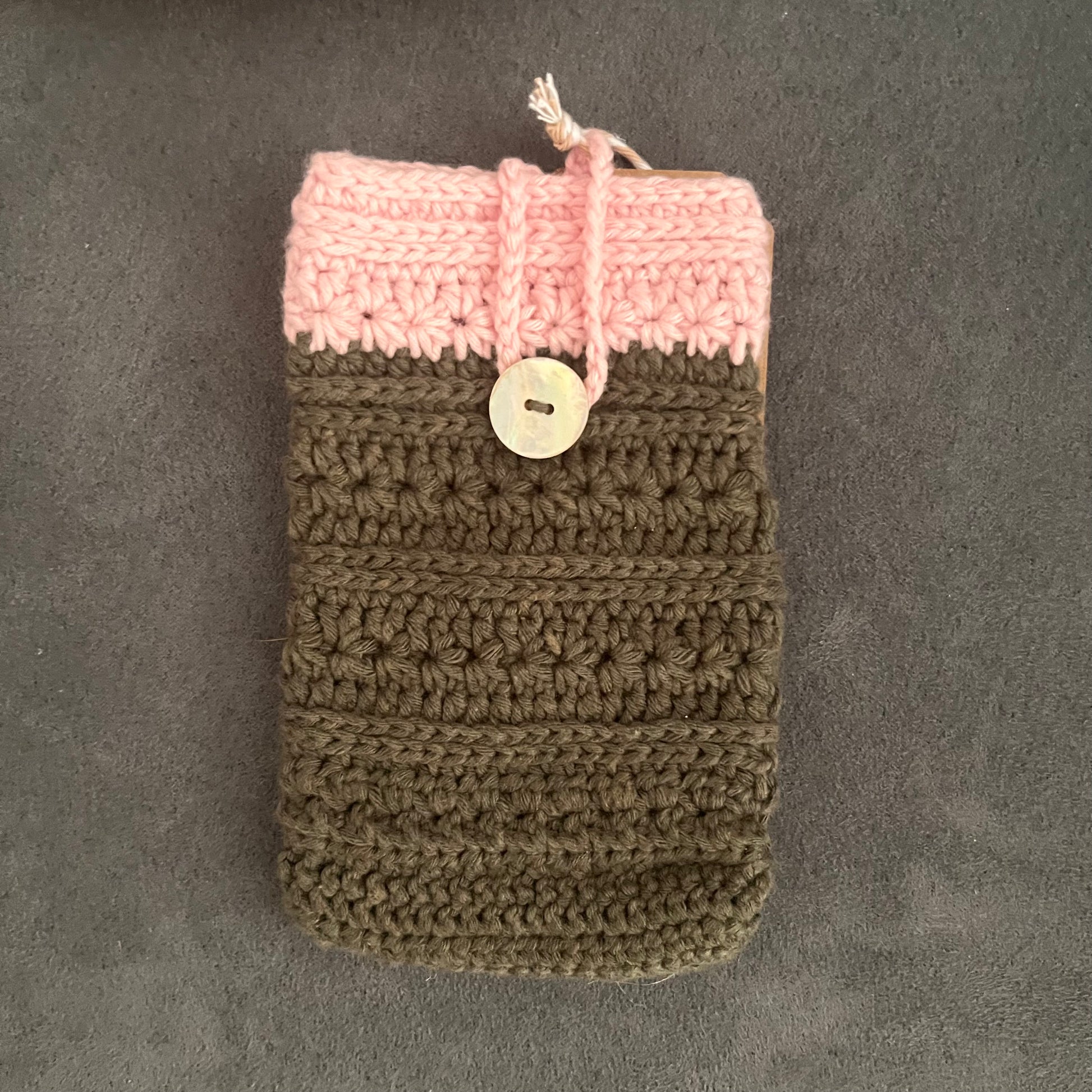 Stilvoll, handgemacht und immer dabei – gehäkelten Handytaschen