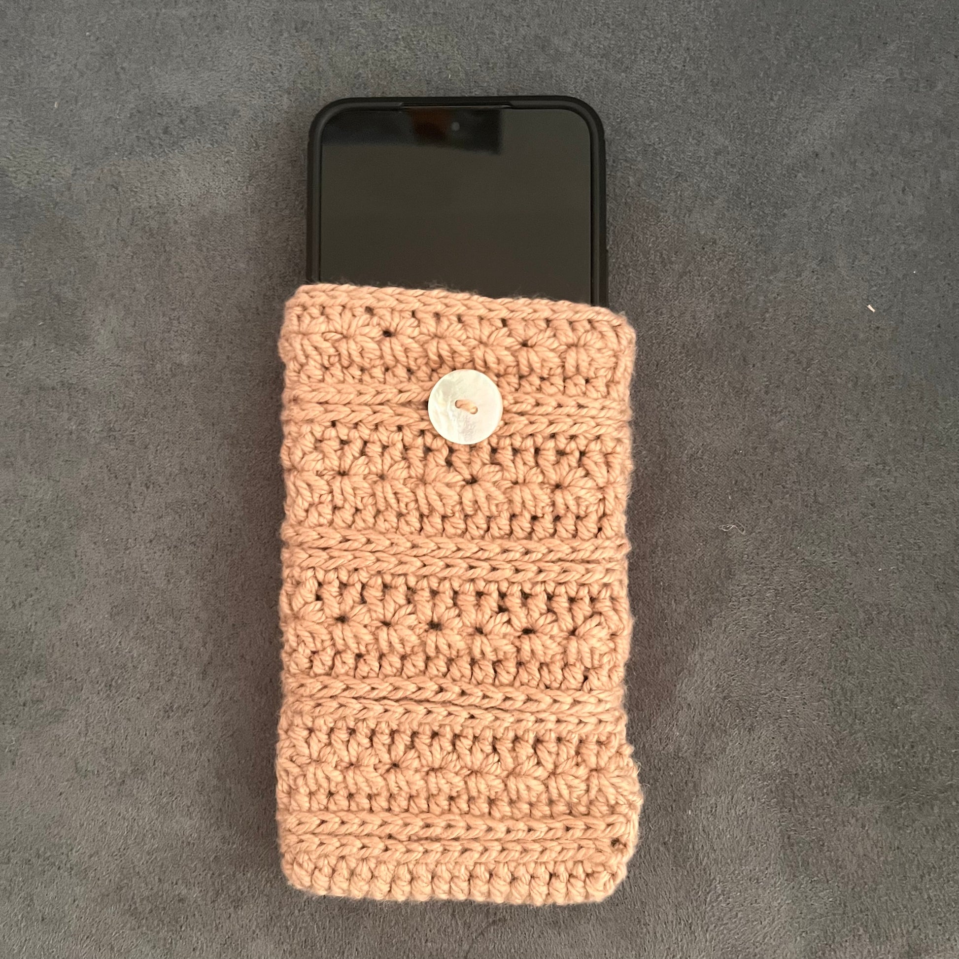 Stilvoll, handgemacht und immer dabei – gehäkelten Handytaschen
