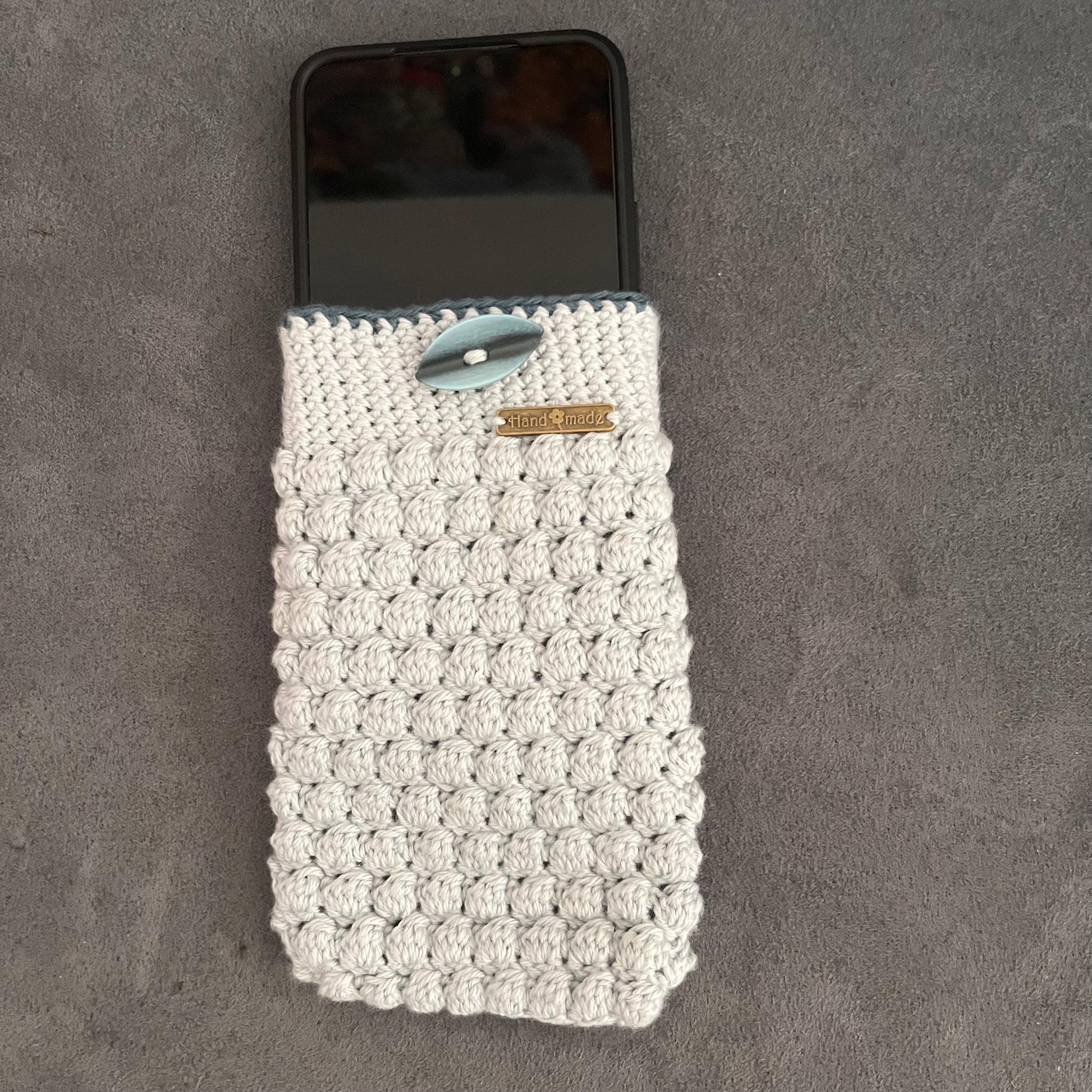 Stilvoll, handgemacht und immer dabei – gehäkelten Handytaschen