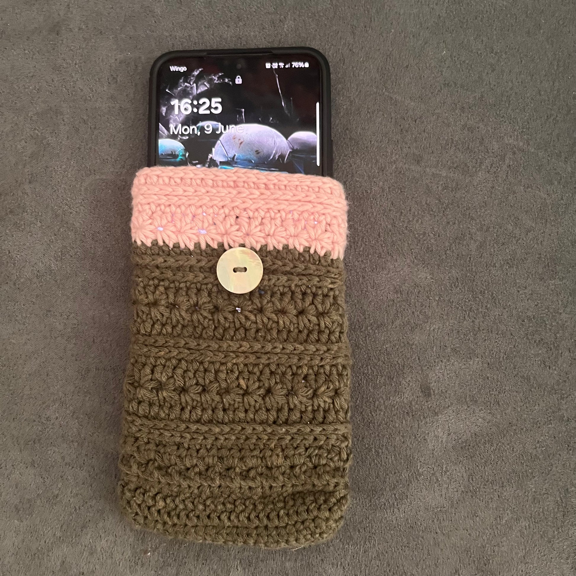 Stilvoll, handgemacht und immer dabei – gehäkelten Handytaschen