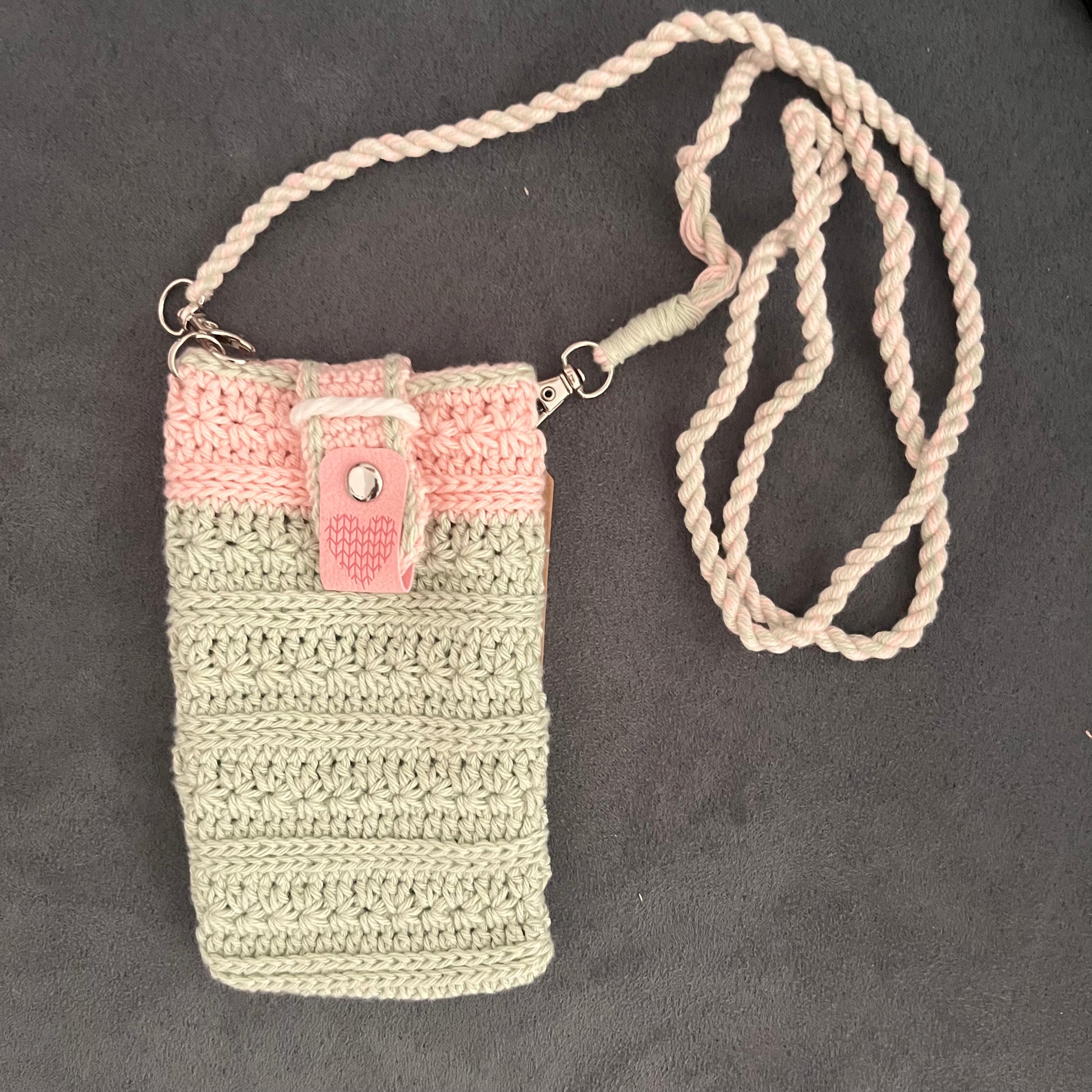 Stilvoll, handgemacht und immer dabei – gehäkelten Handytaschen mit Bändel