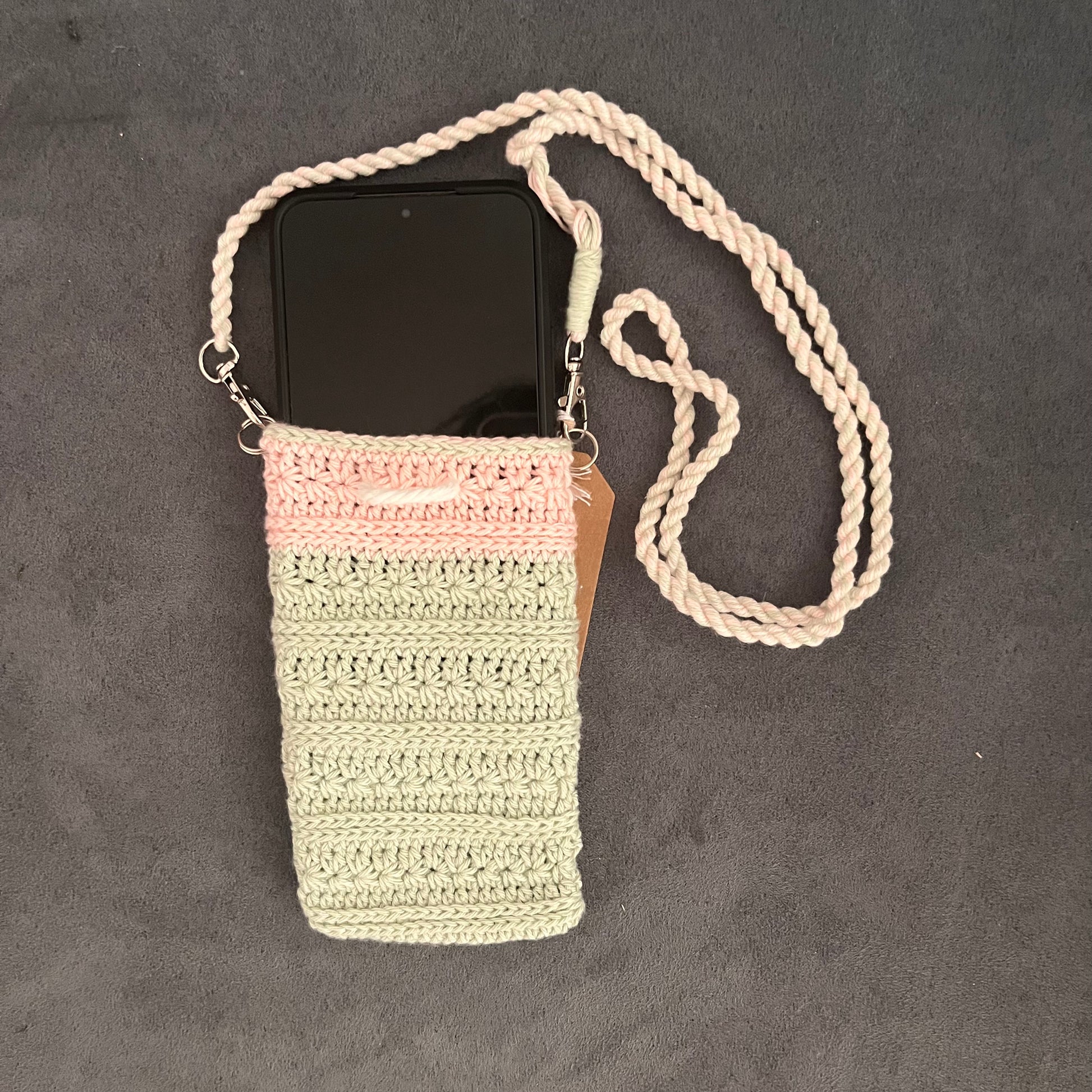 Stilvoll, handgemacht und immer dabei – gehäkelten Handytaschen mit Bändel