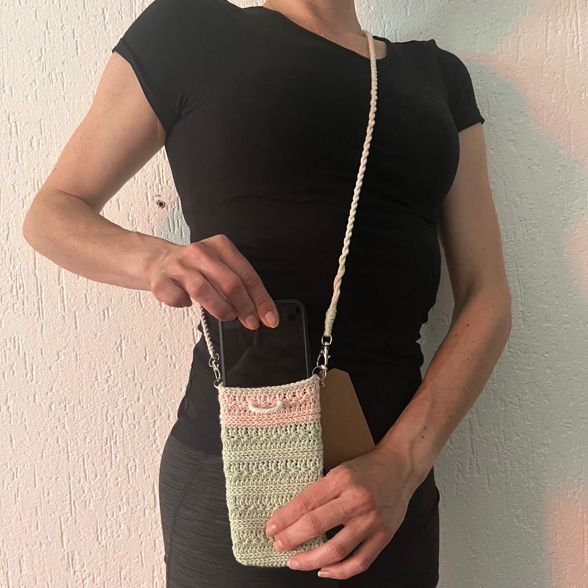 Stilvoll, handgemacht und immer dabei – gehäkelten Handytaschen mit Bändel