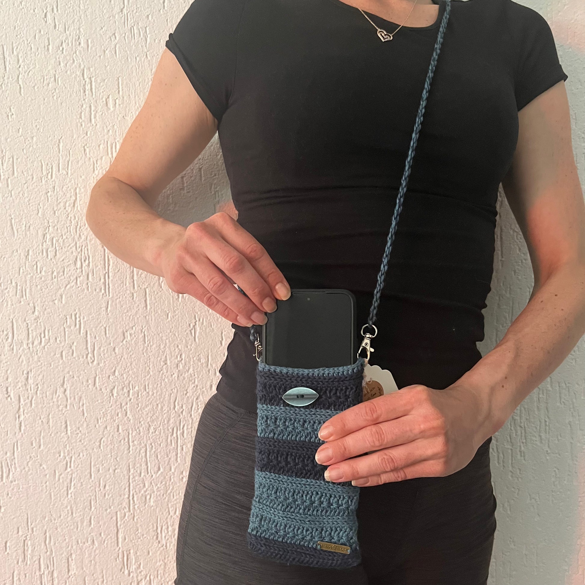 Stilvoll, handgemacht und immer dabei – gehäkelten Handytaschen mit Bändel