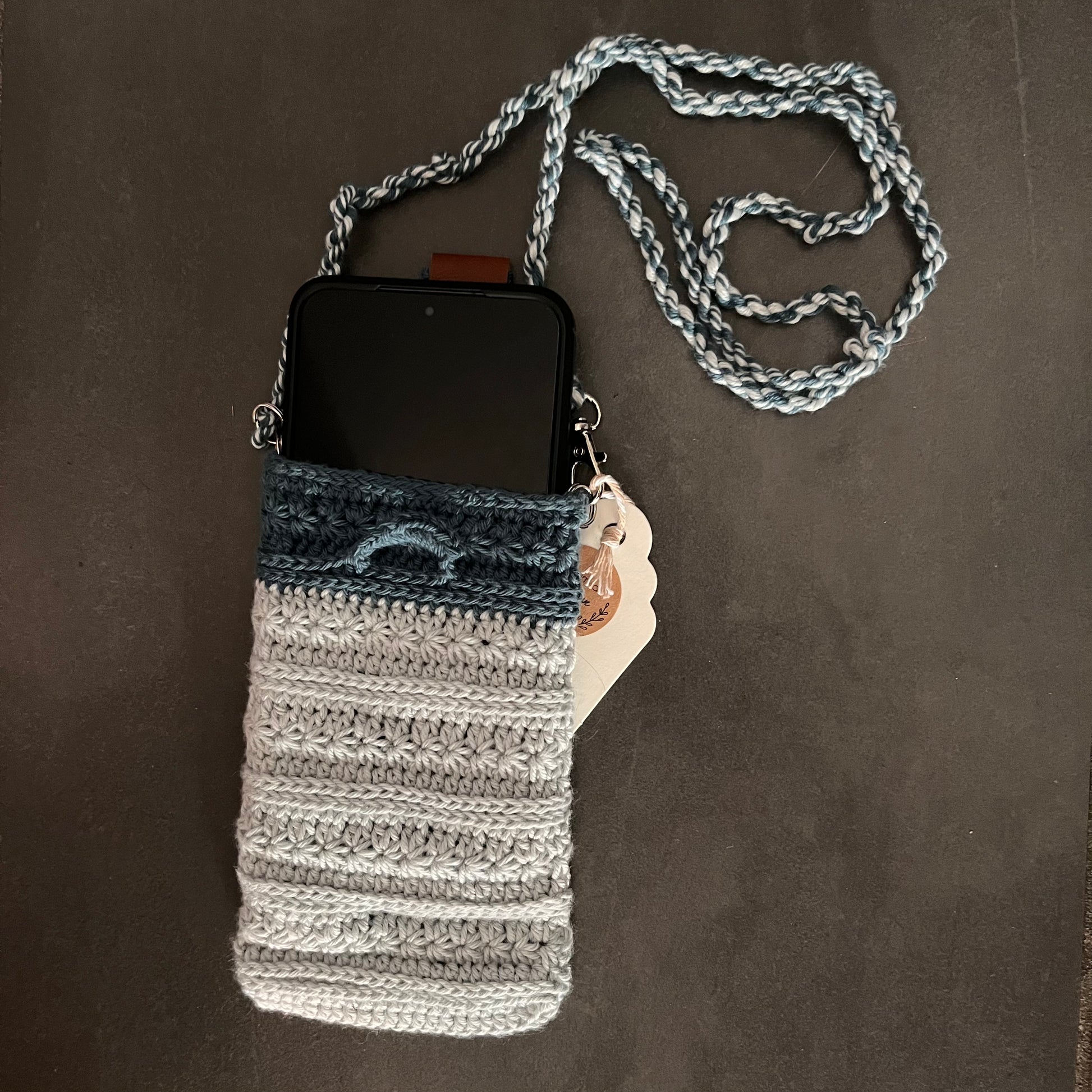 Stilvoll, handgemacht und immer dabei – gehäkelten Handytaschen mit Bändel
