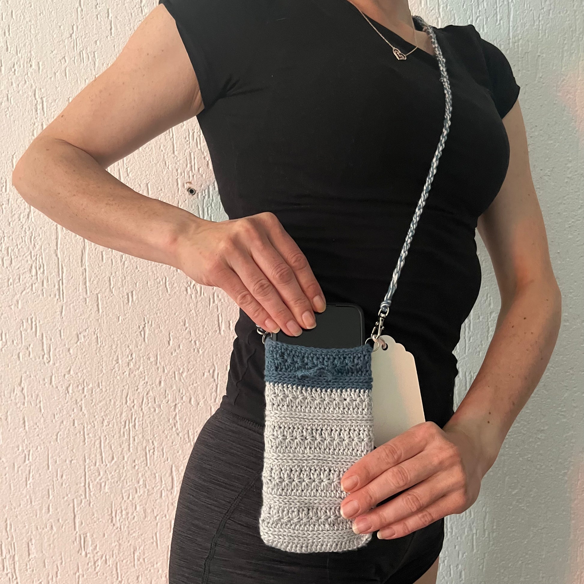 Stilvoll, handgemacht und immer dabei – gehäkelten Handytaschen mit Bändel