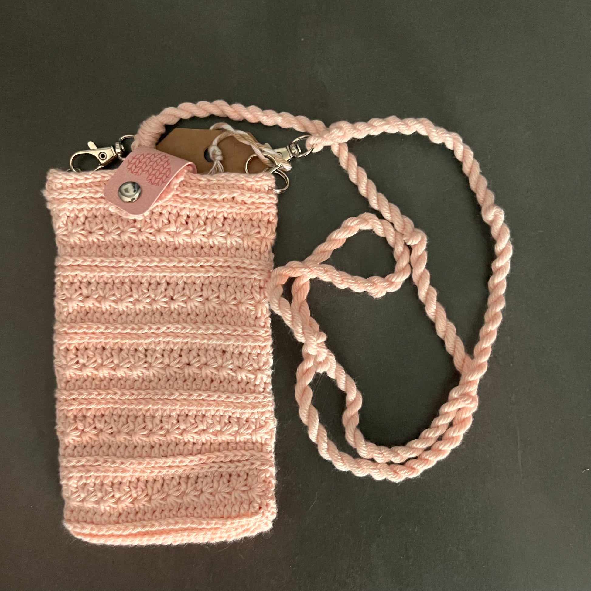Stilvoll, handgemacht und immer dabei – gehäkelten Handytaschen mit Bändel