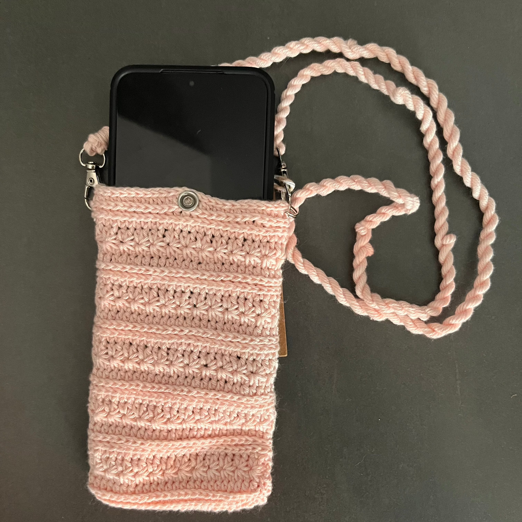 Stilvoll, handgemacht und immer dabei – gehäkelten Handytaschen mit Bändel