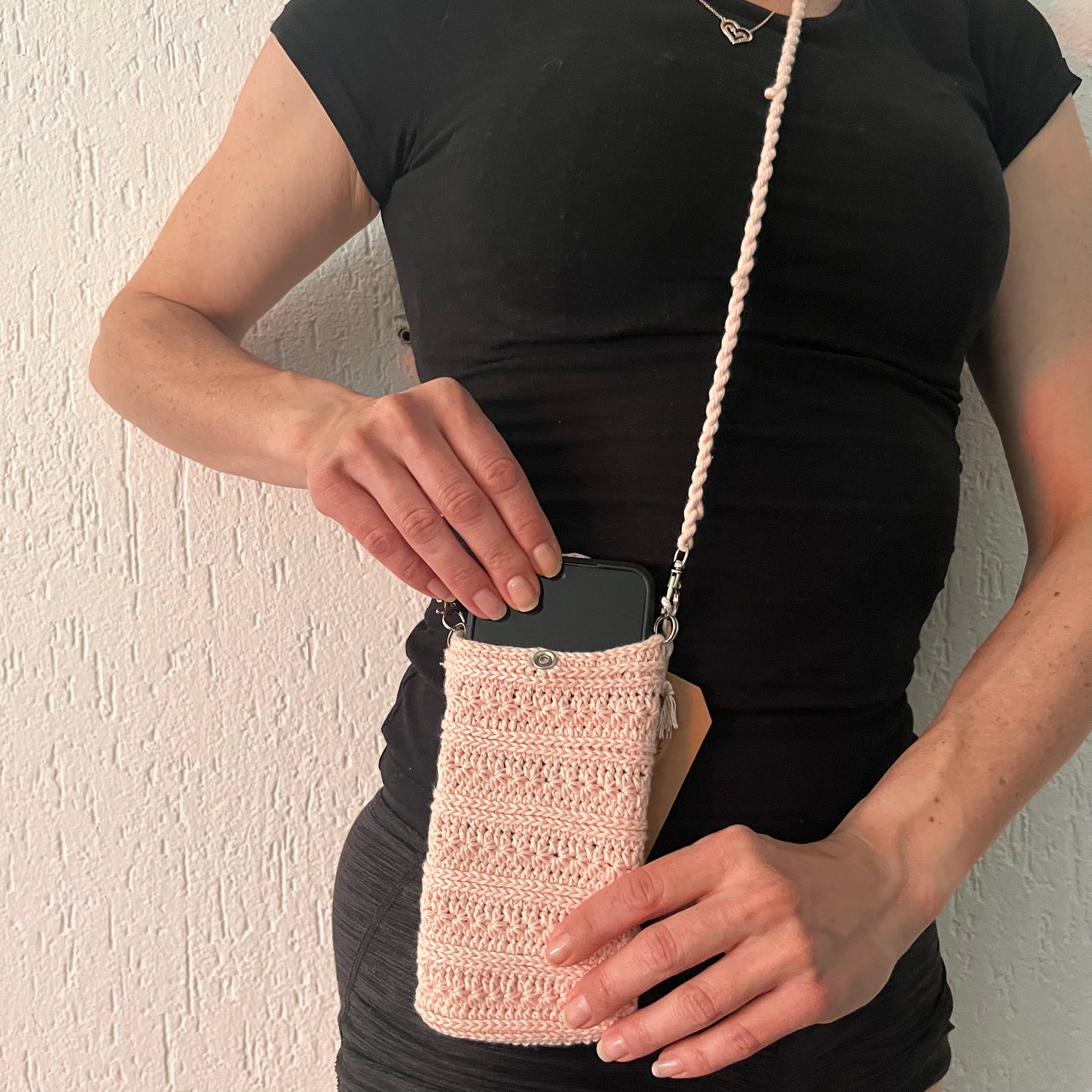 Stilvoll, handgemacht und immer dabei – gehäkelten Handytaschen mit Bändel