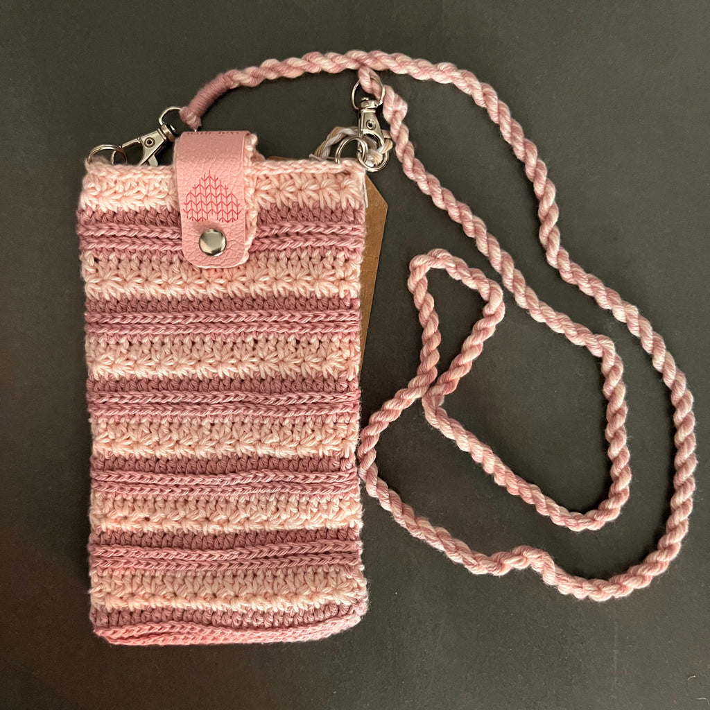 Stilvoll, handgemacht und immer dabei – gehäkelten Handytaschen mit Bändel