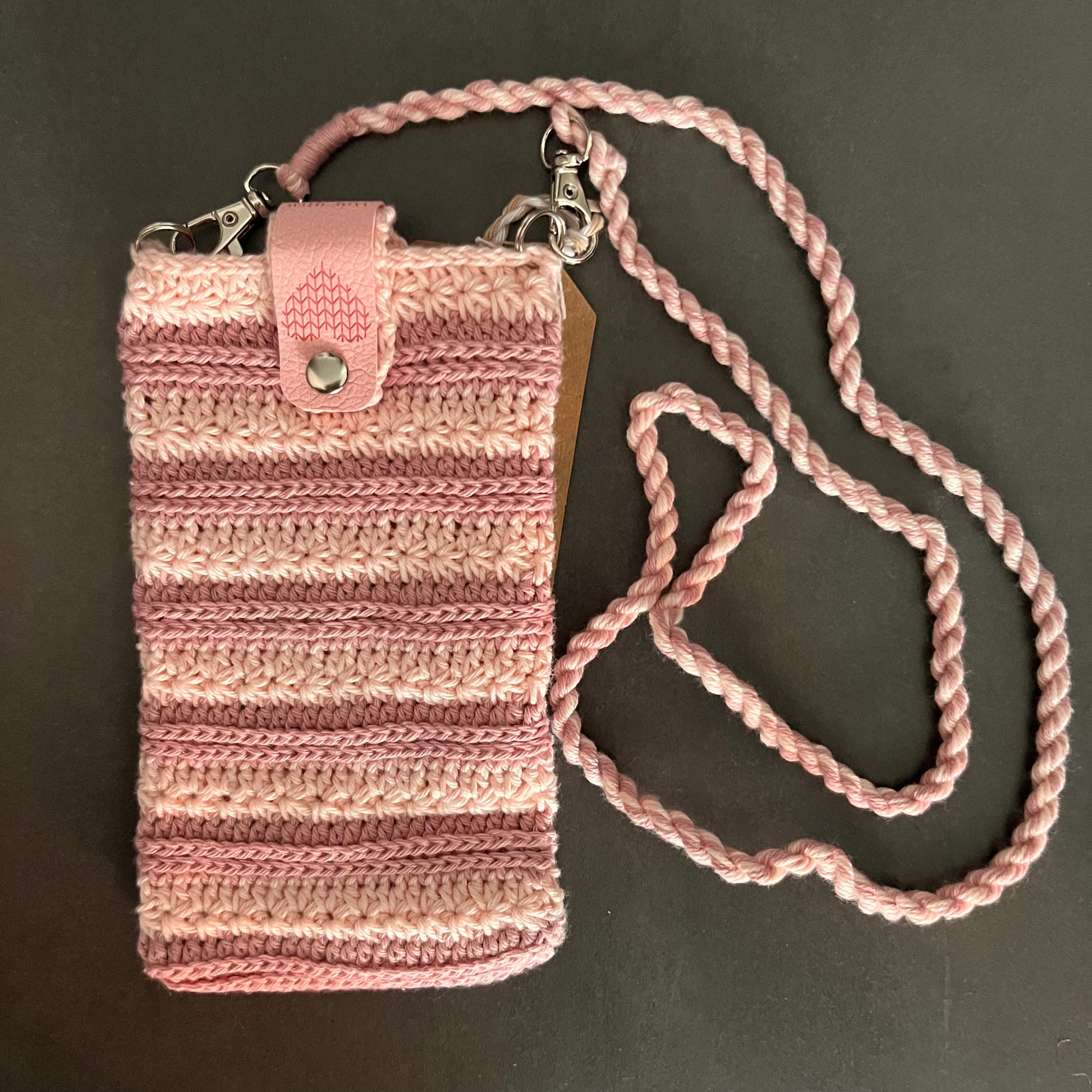 Stilvoll, handgemacht und immer dabei – gehäkelten Handytaschen mit Bändel