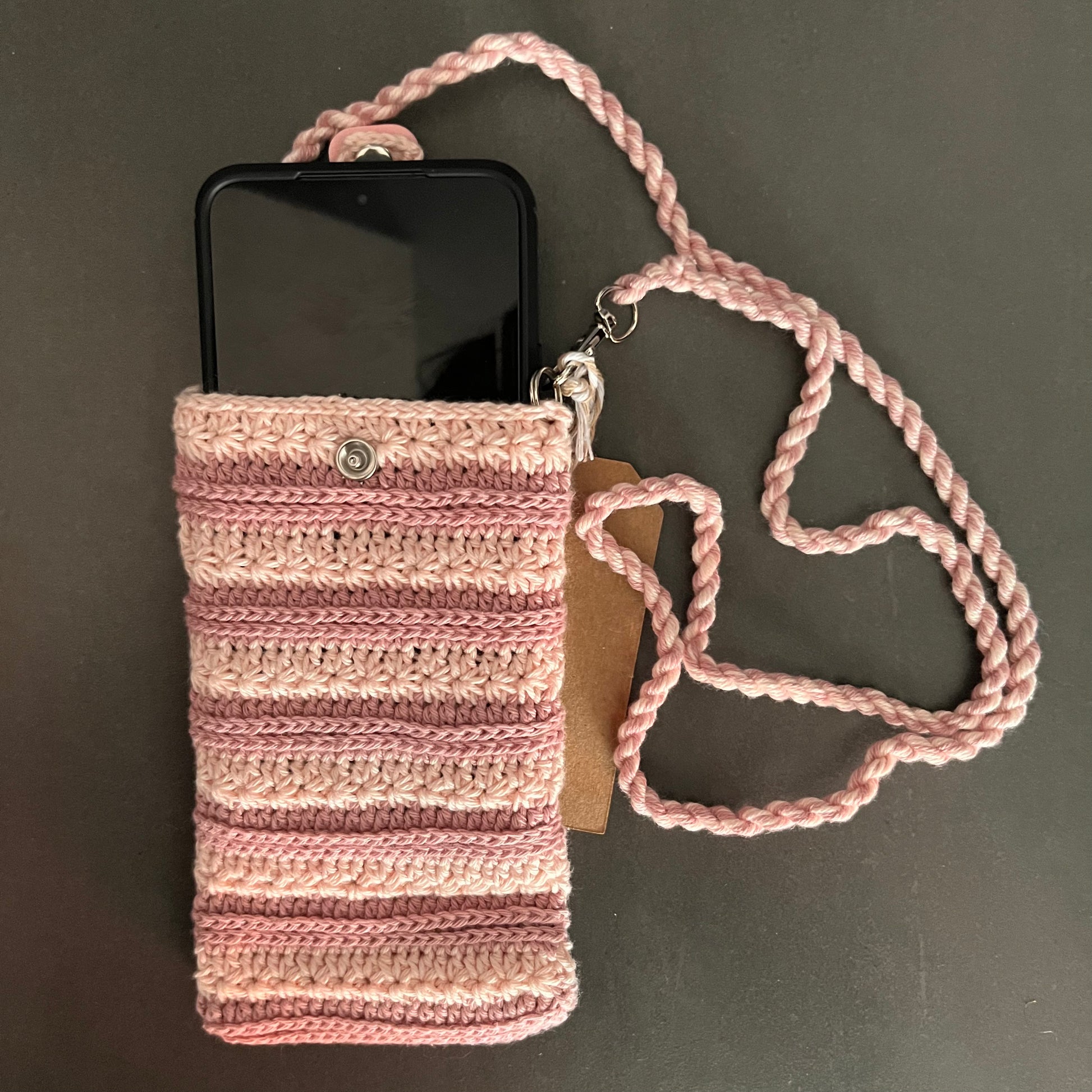 Stilvoll, handgemacht und immer dabei – gehäkelten Handytaschen mit Bändel