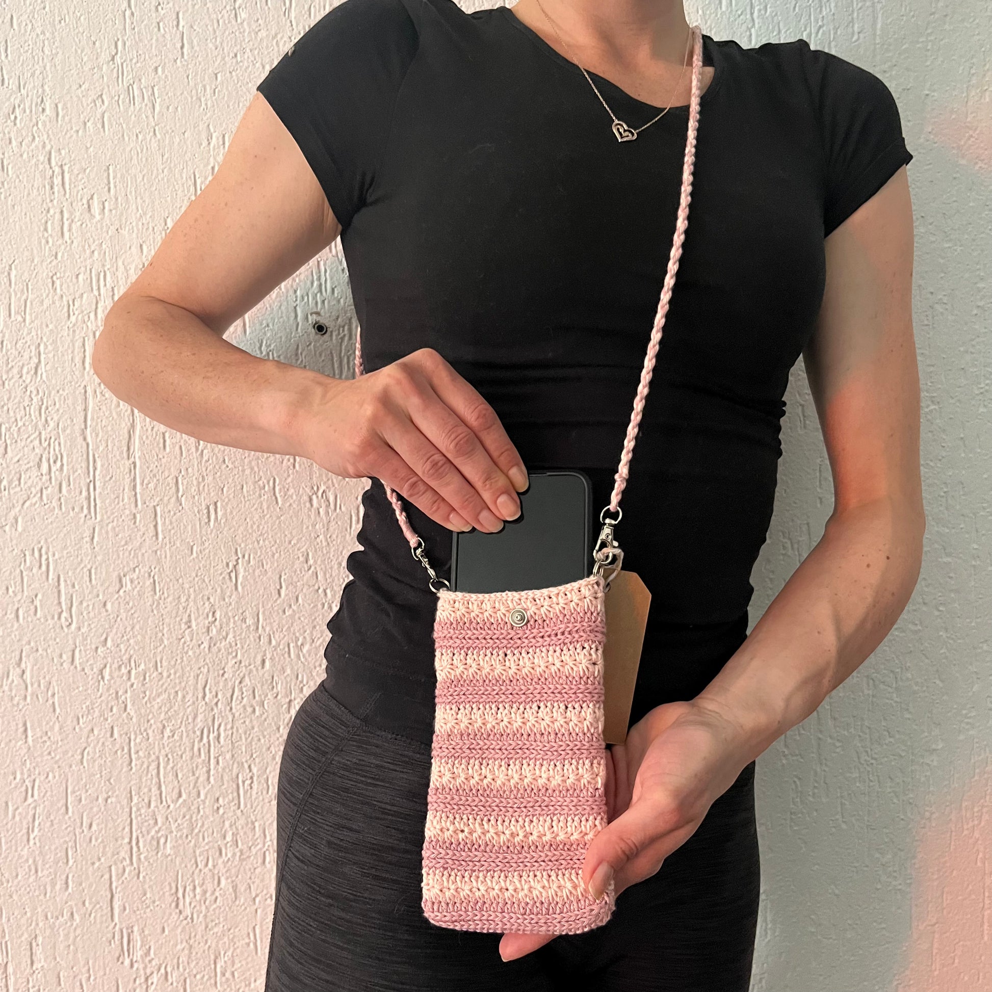 Stilvoll, handgemacht und immer dabei – gehäkelten Handytaschen mit Bändel