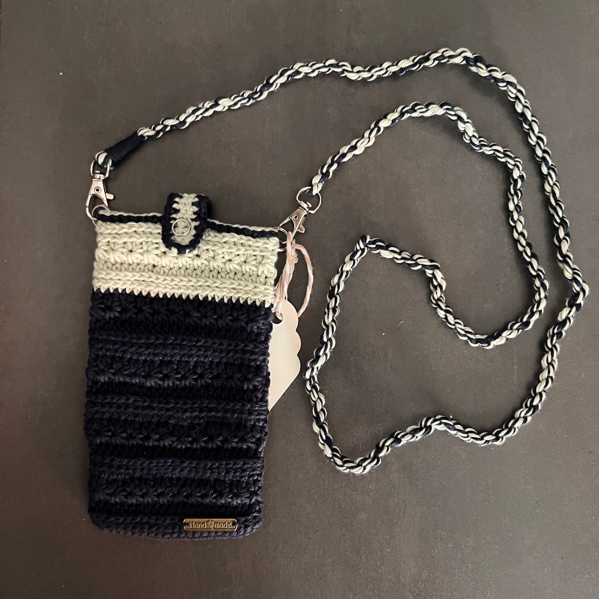 Stilvoll, handgemacht und immer dabei – gehäkelten Handytaschen mit Bändel