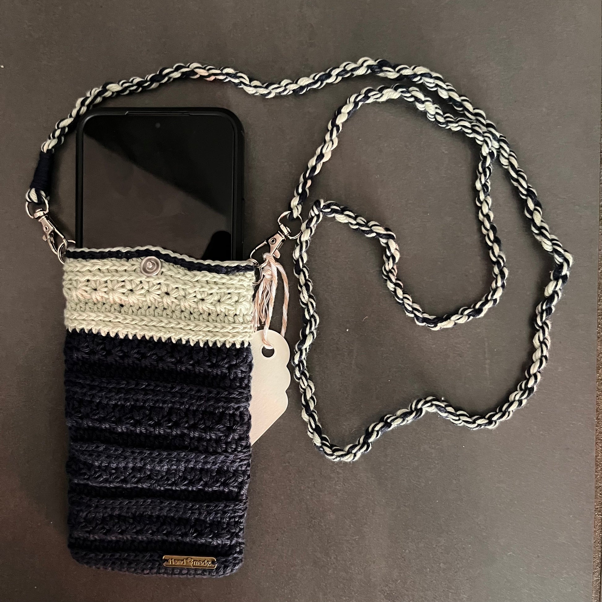 Stilvoll, handgemacht und immer dabei – gehäkelten Handytaschen mit Bändel