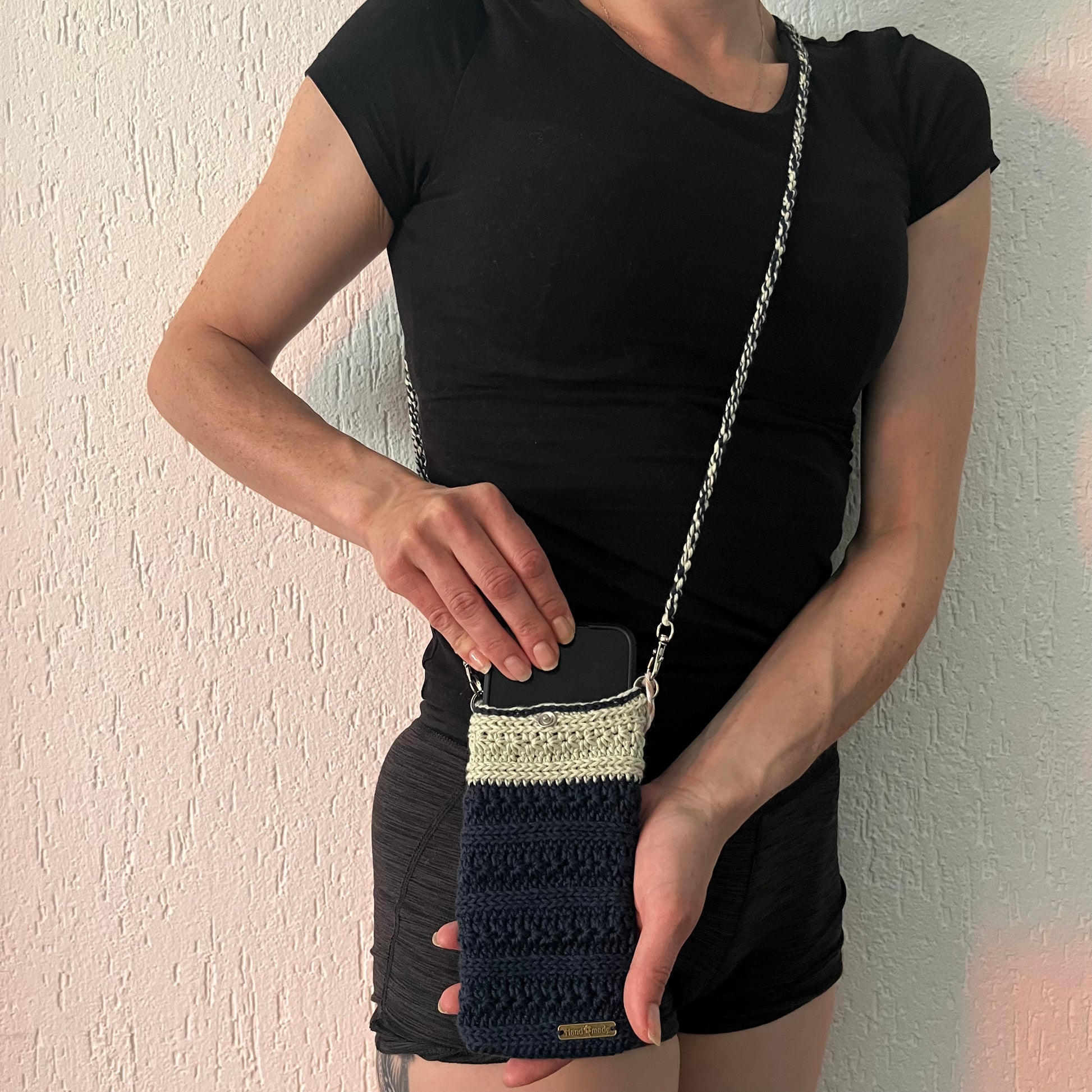 Stilvoll, handgemacht und immer dabei – gehäkelten Handytaschen mit Bändel