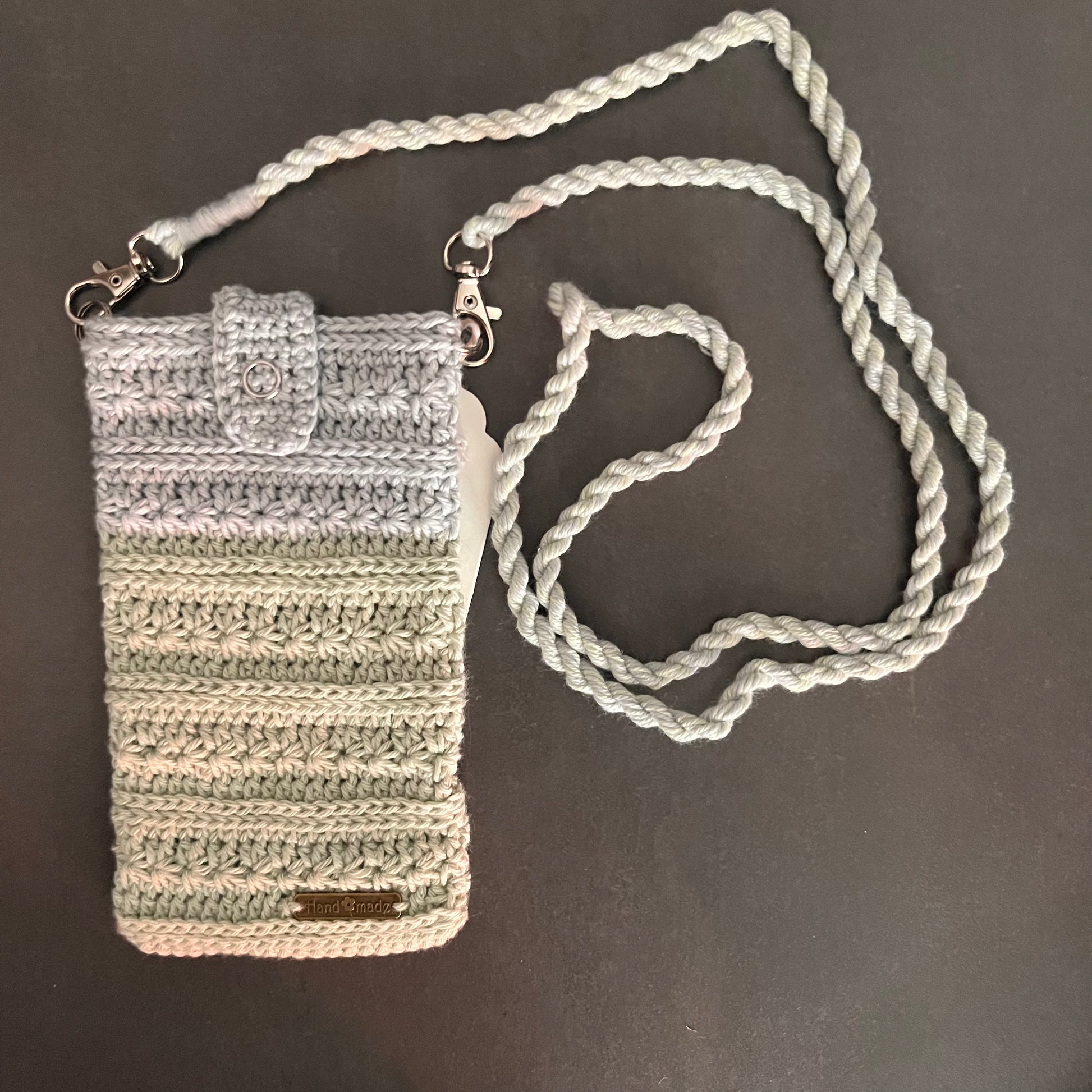 Stilvoll, handgemacht und immer dabei – gehäkelten Handytaschen mit Bändel