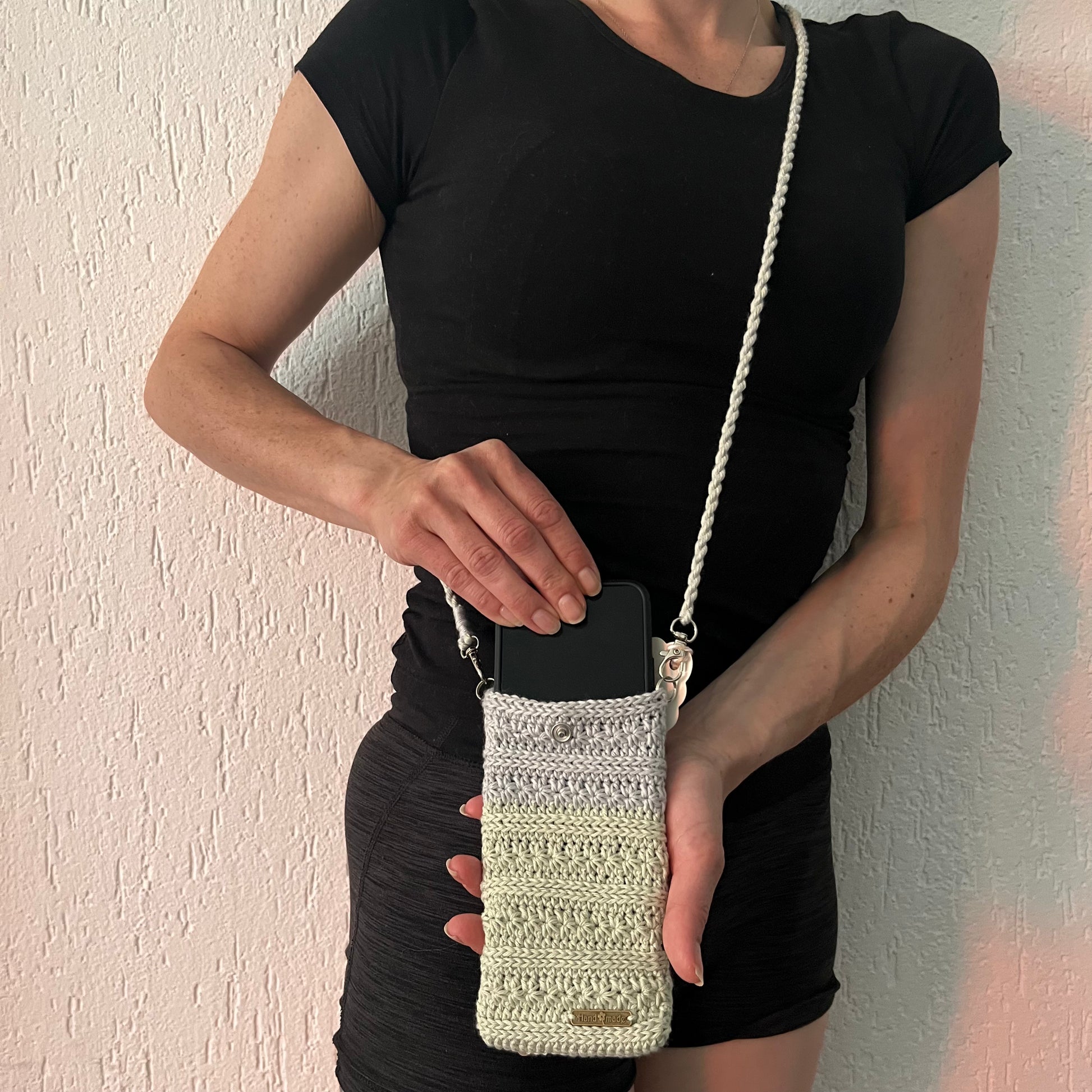 Stilvoll, handgemacht und immer dabei – gehäkelten Handytaschen mit Bändel