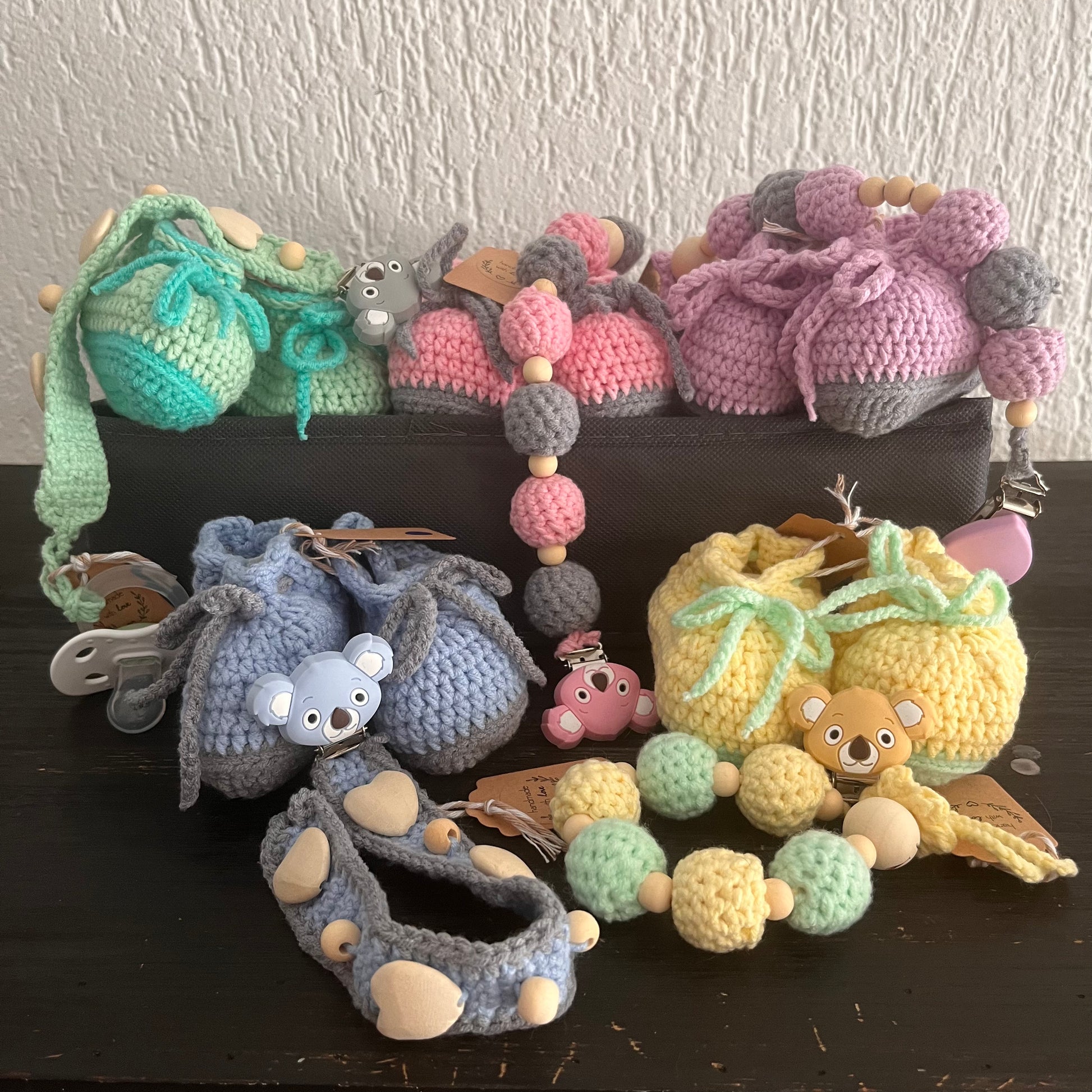 Perfekt aufeinander abgestimmt – Set aus Babyschühchen & Schnullerkette