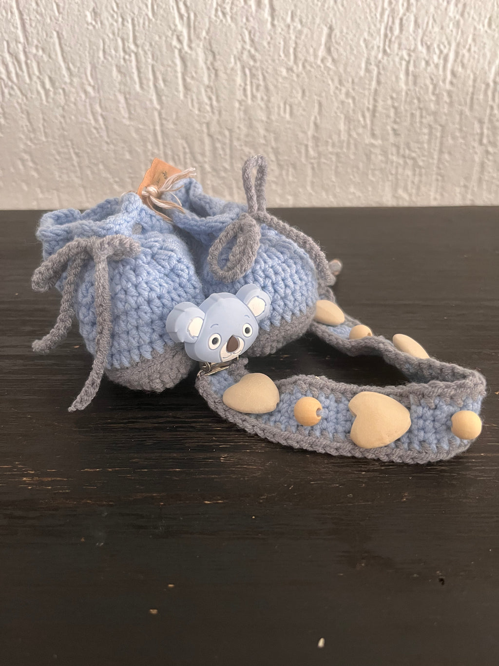 Perfekt aufeinander abgestimmt – Set aus Babyschühchen & Schnullerkette