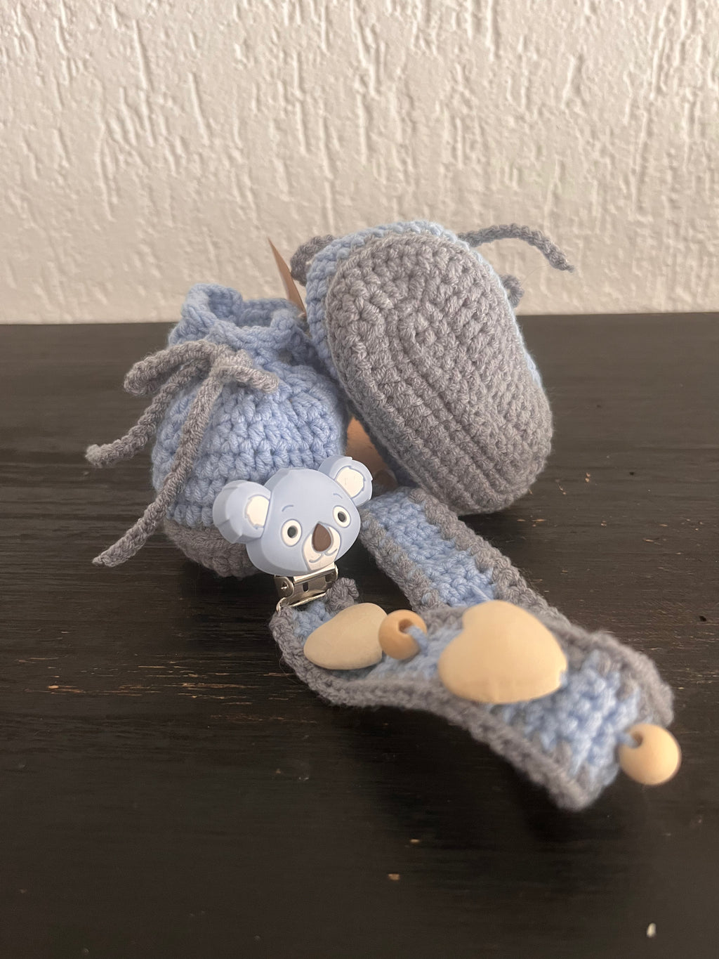 Perfekt aufeinander abgestimmt – Set aus Babyschühchen & Schnullerkette