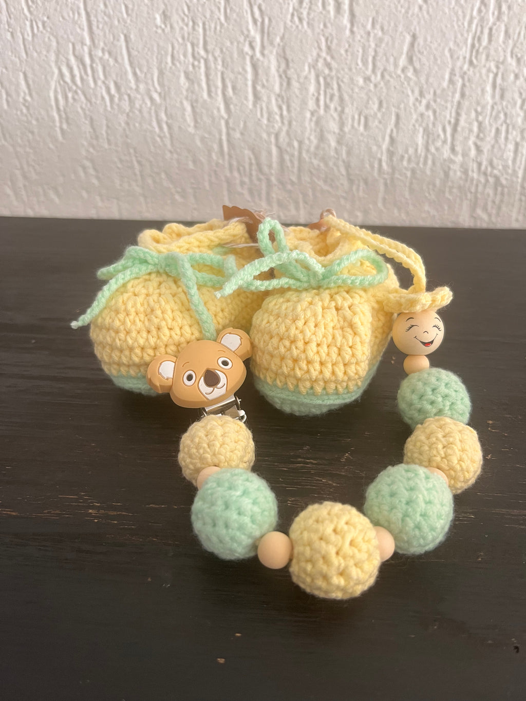 Perfekt aufeinander abgestimmt – Set aus Babyschühchen & Schnullerkette