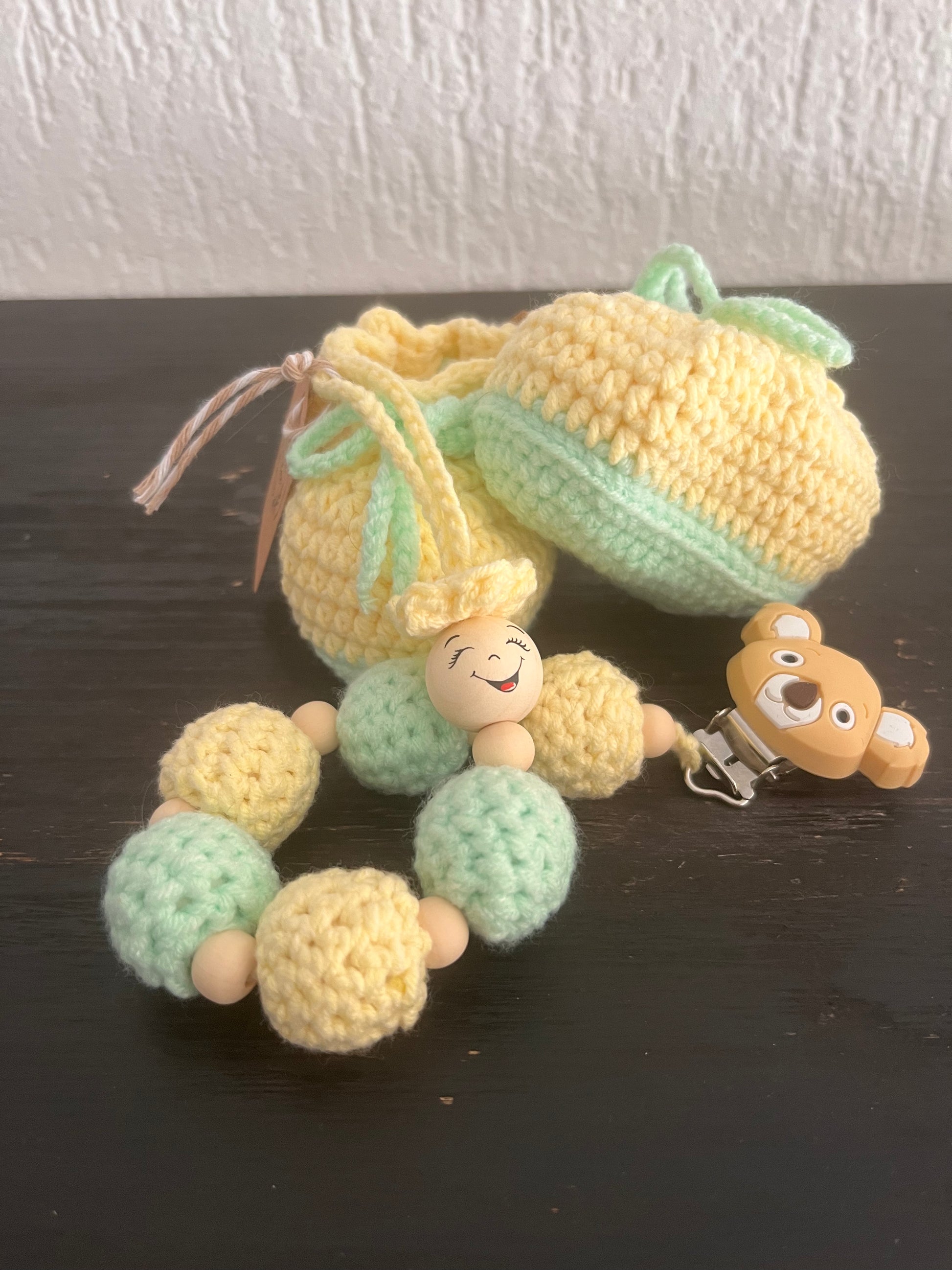 Perfekt aufeinander abgestimmt – Set aus Babyschühchen & Schnullerkette