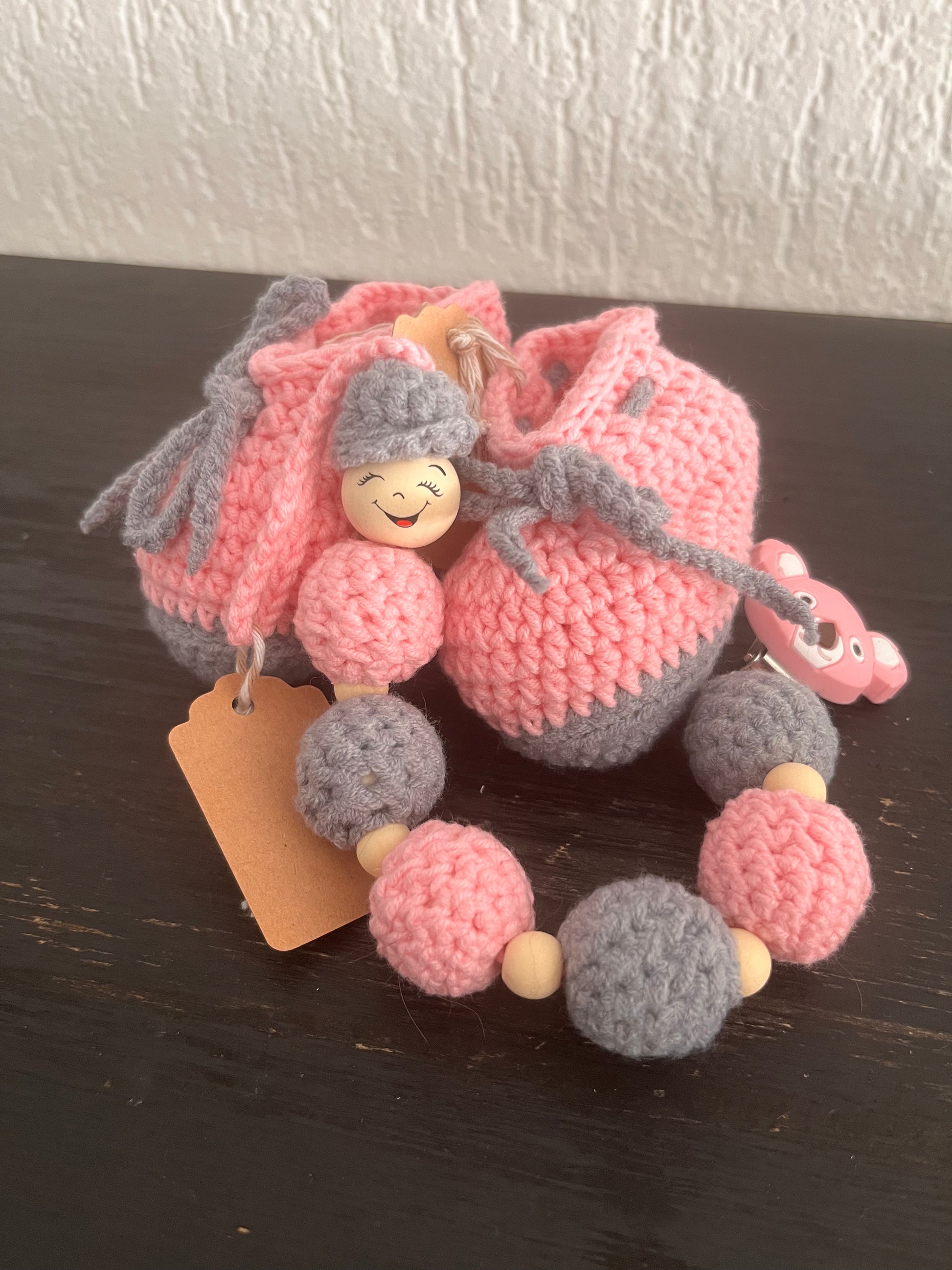 Perfekt aufeinander abgestimmt – Set aus Babyschühchen & Schnullerkette