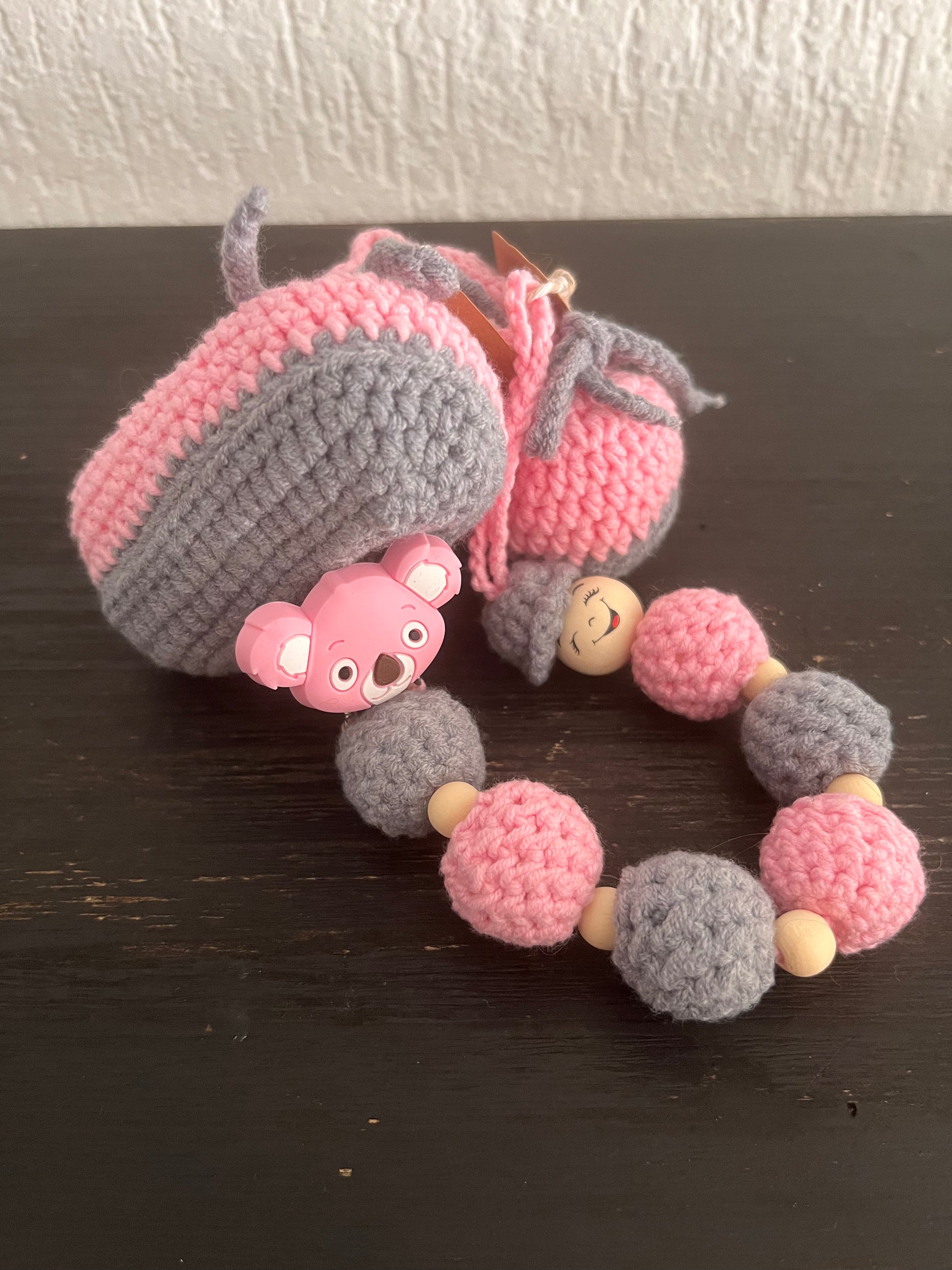 Perfekt aufeinander abgestimmt – Set aus Babyschühchen & Schnullerkette