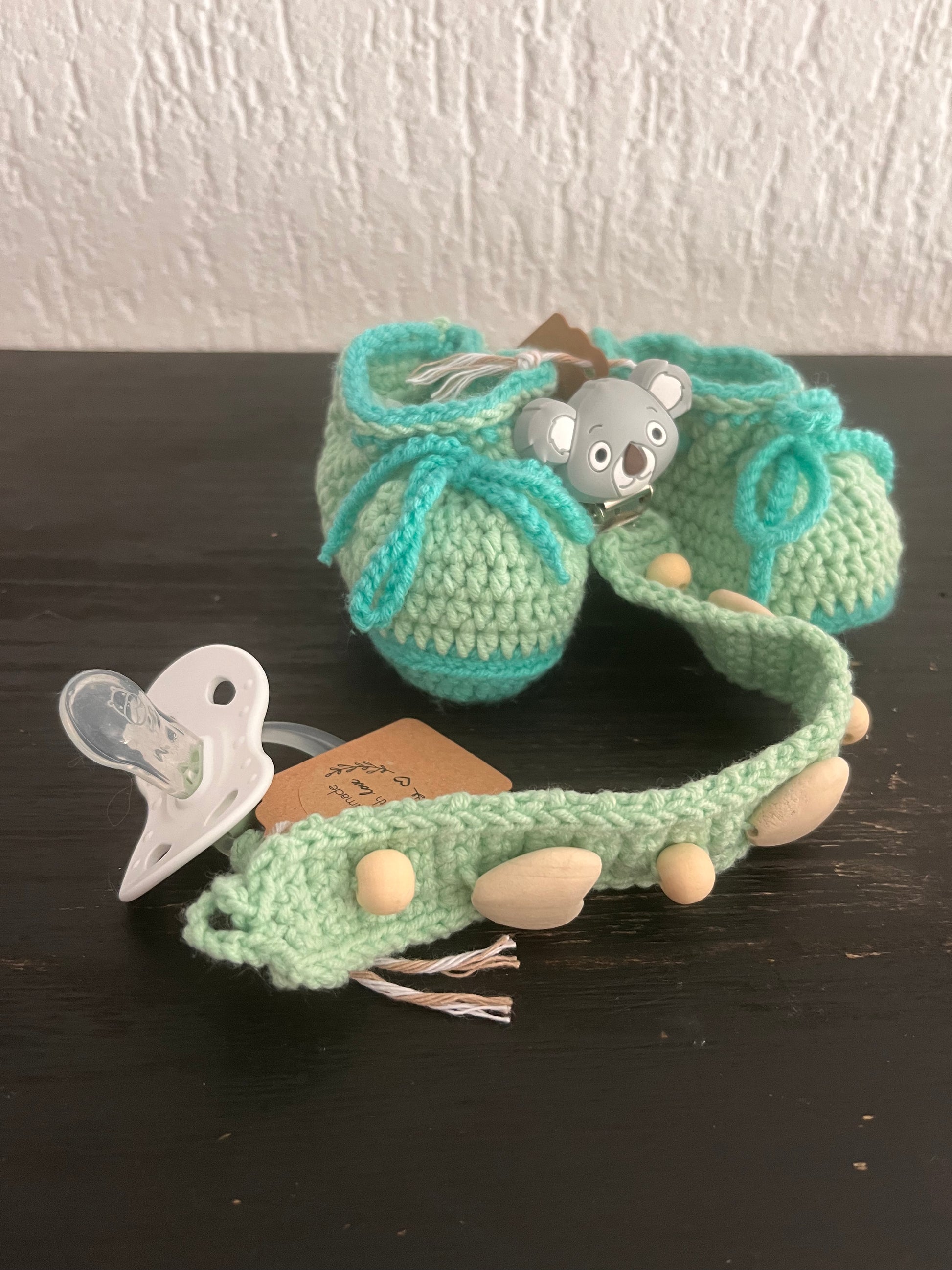 Perfekt aufeinander abgestimmt – Set aus Babyschühchen & Schnullerkette