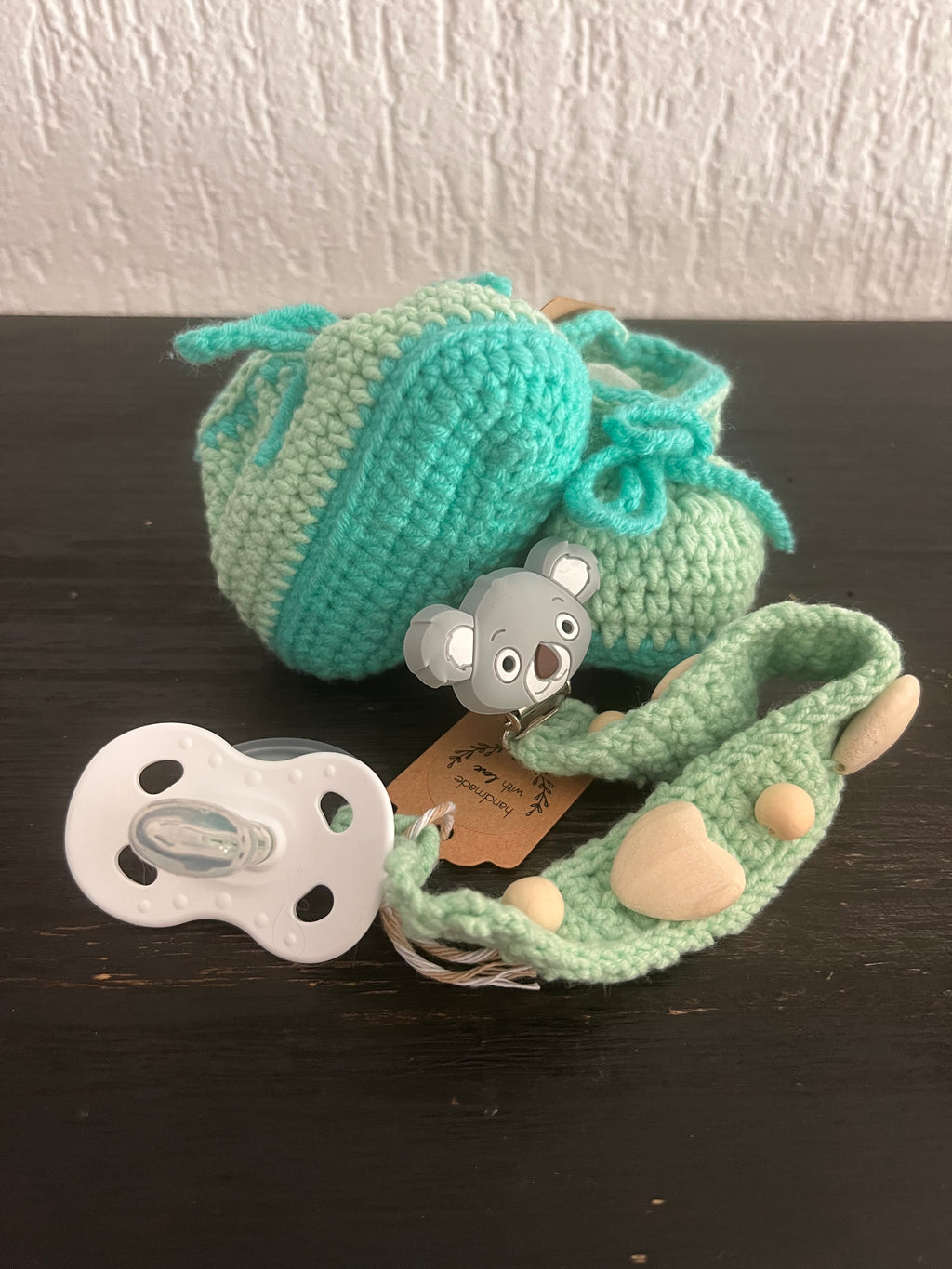Perfekt aufeinander abgestimmt – Set aus Babyschühchen & Schnullerkette