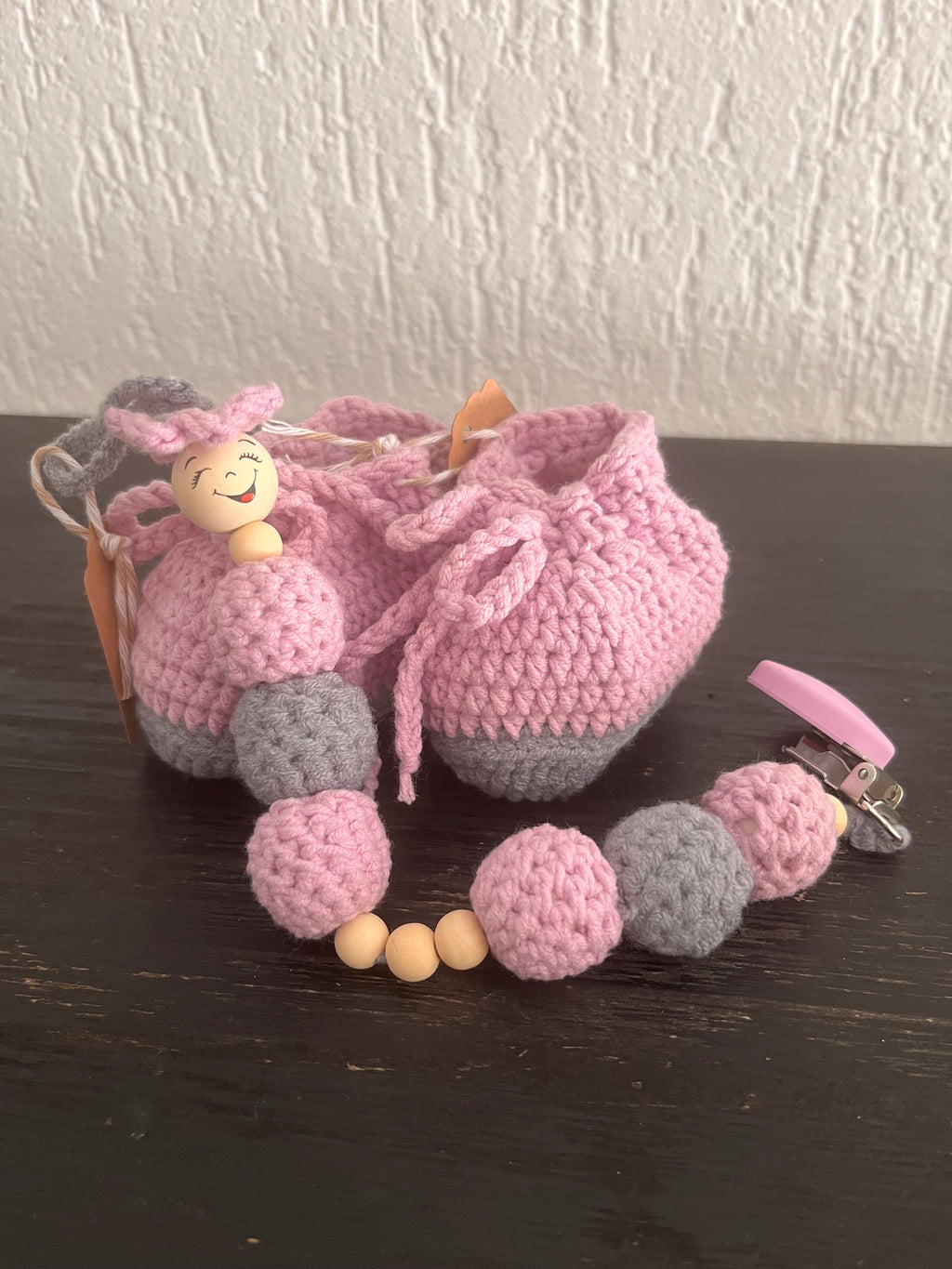 Perfekt aufeinander abgestimmt – Set aus Babyschühchen & Schnullerkette