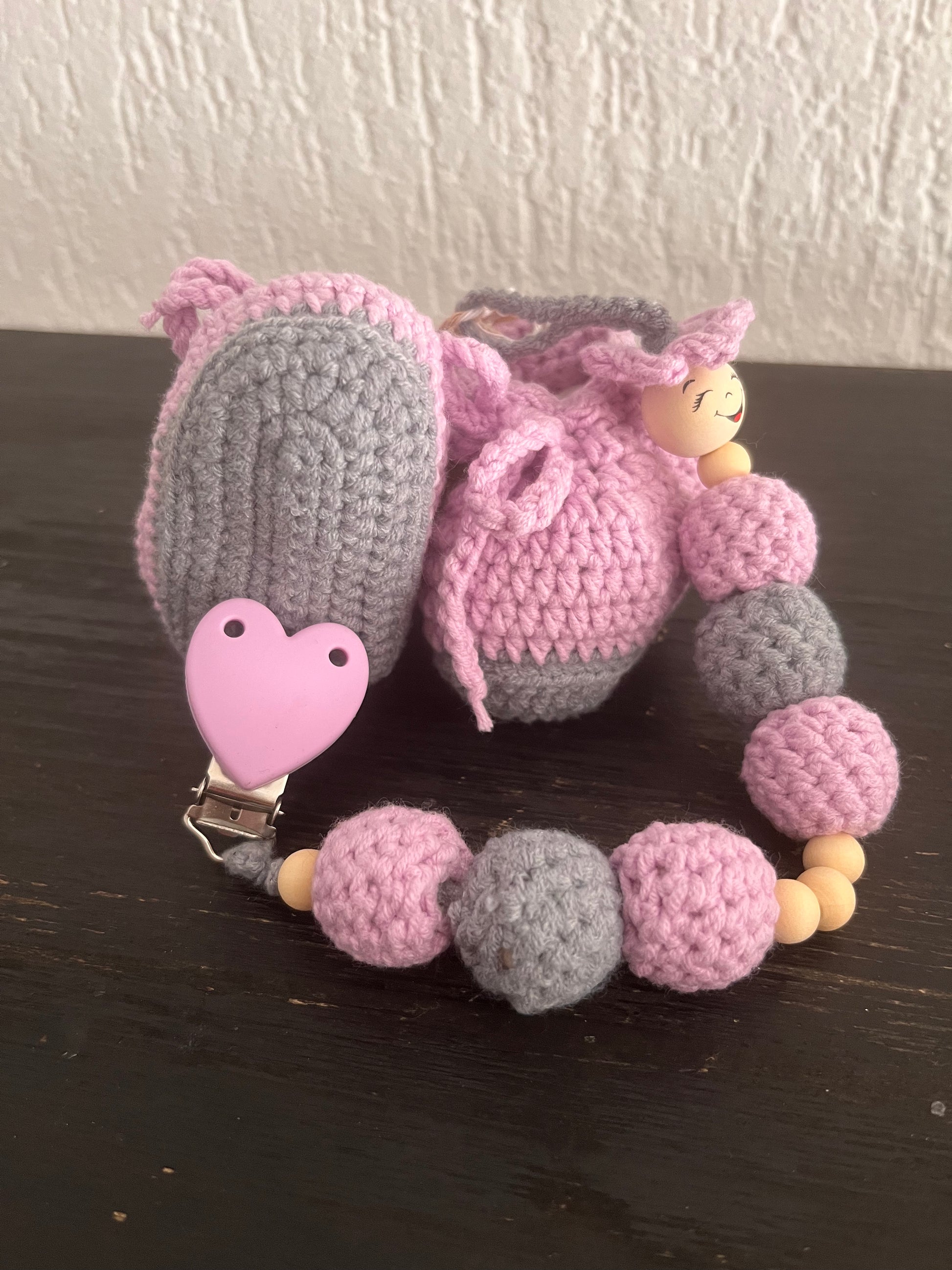 Perfekt aufeinander abgestimmt – Set aus Babyschühchen & Schnullerkette