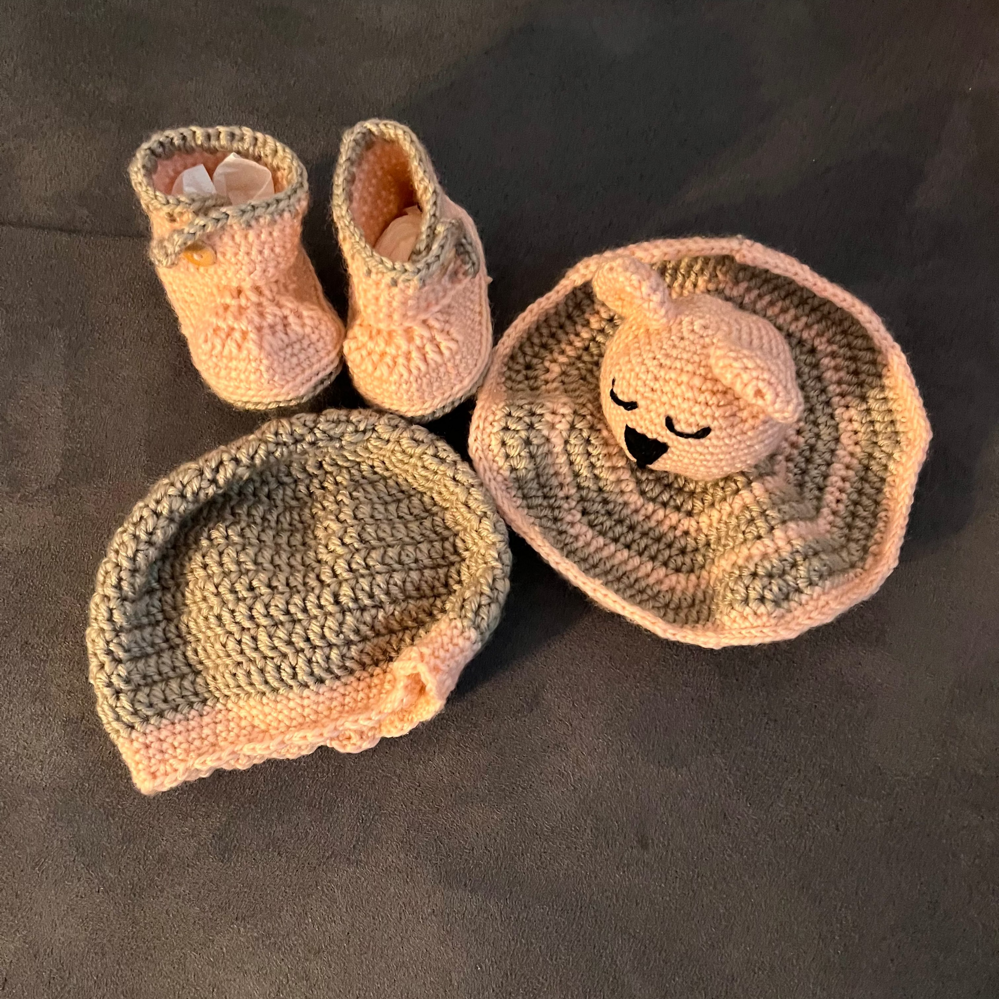 Set „Kleines Bärchen“ in Grau & Pink — sanfte Begleitung für die Allerkleinsten