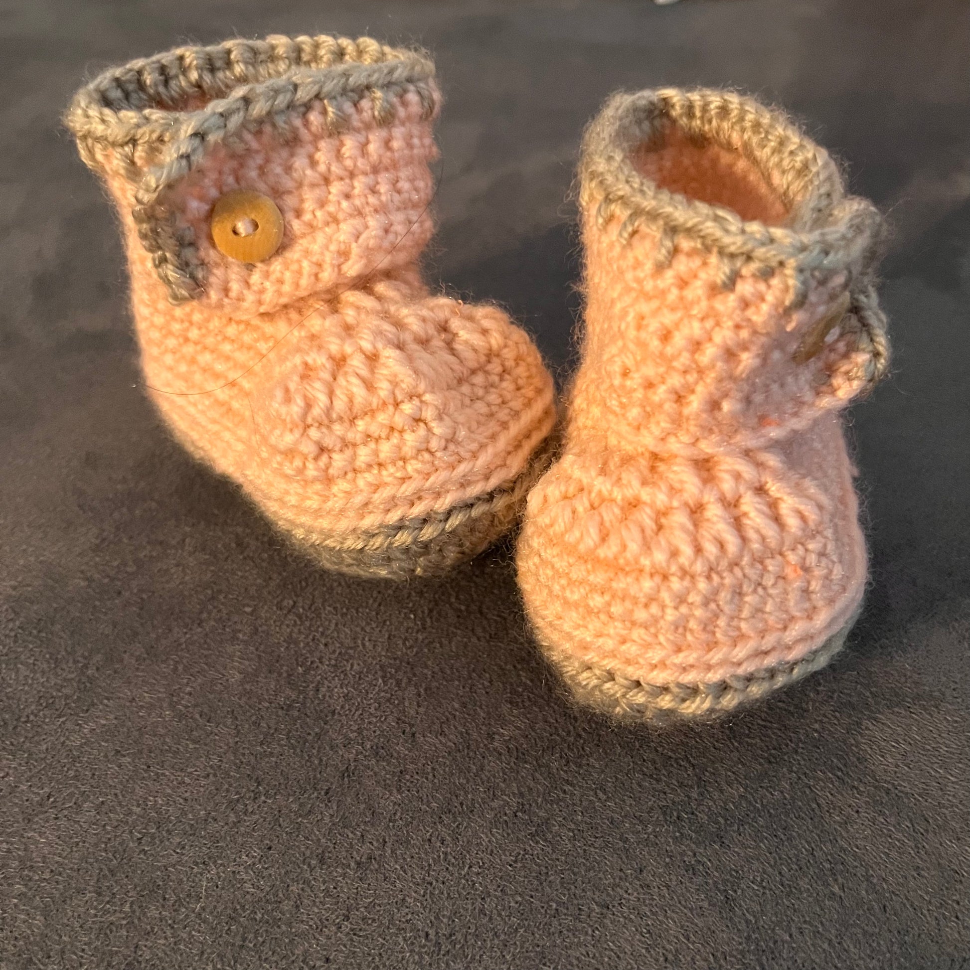 Set „Kleines Bärchen“ in Grau & Pink — sanfte Begleitung für die Allerkleinsten