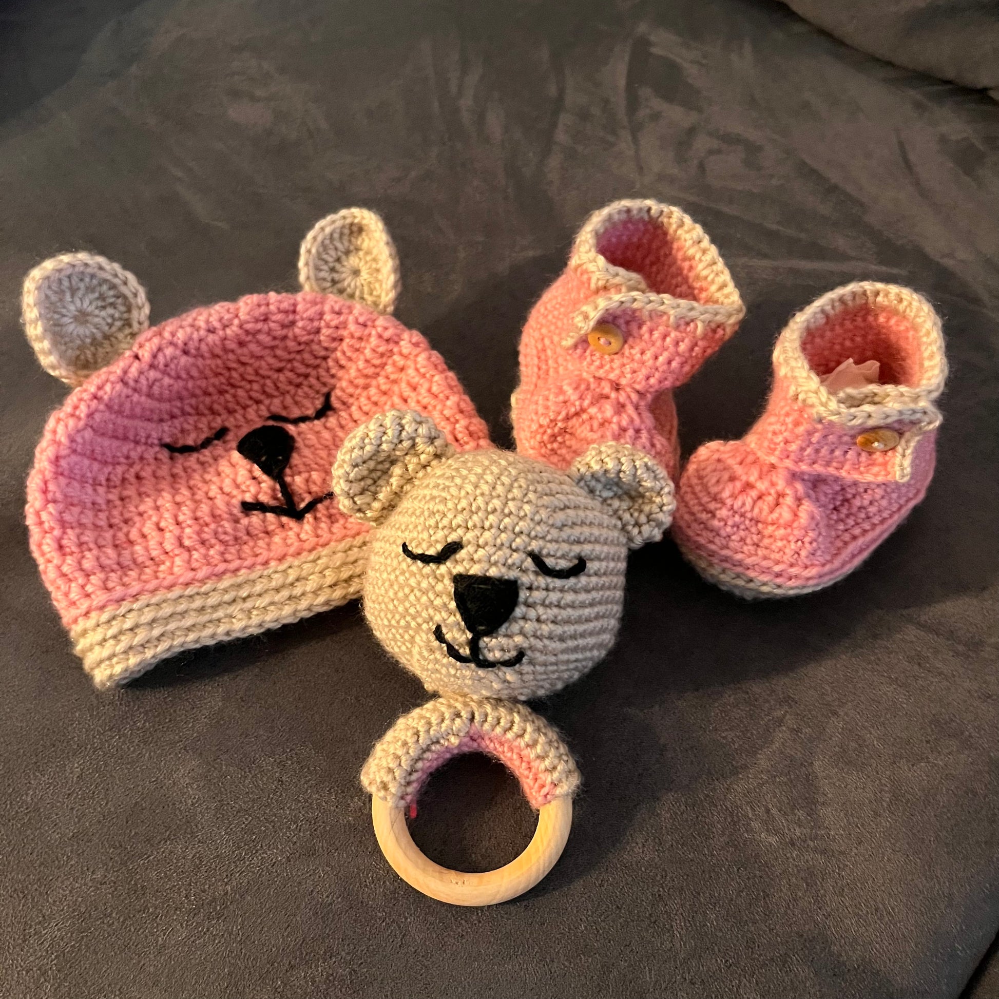 Set „Kleines Bärchen“ in Beige & Pink — sanfte Begleitung für die Allerkleinsten